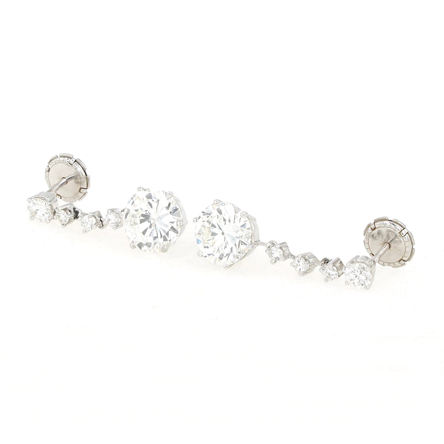 Juwelen Ohrringe in 750er Weißgold mit insgesamt 10 Brillanten, gesamt ca. 6,98 ct in feinster Qualität, liegend links große Brillanten zueinander