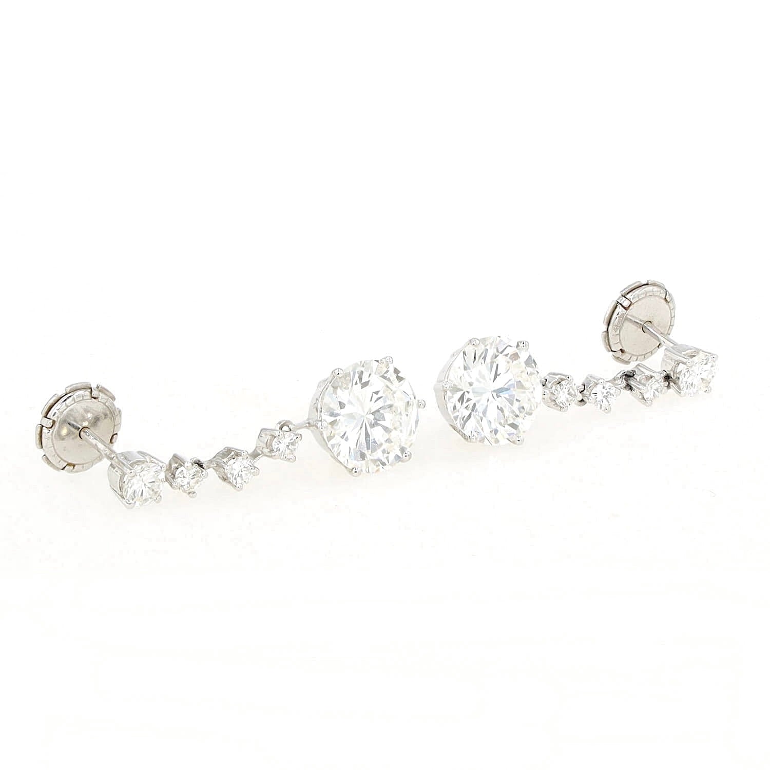 Juwelen Ohrringe in 750er Weißgold mit insgesamt 10 Brillanten, gesamt ca. 6,98 ct in feinster Qualität, liegend rechts große Brillanten zueinander