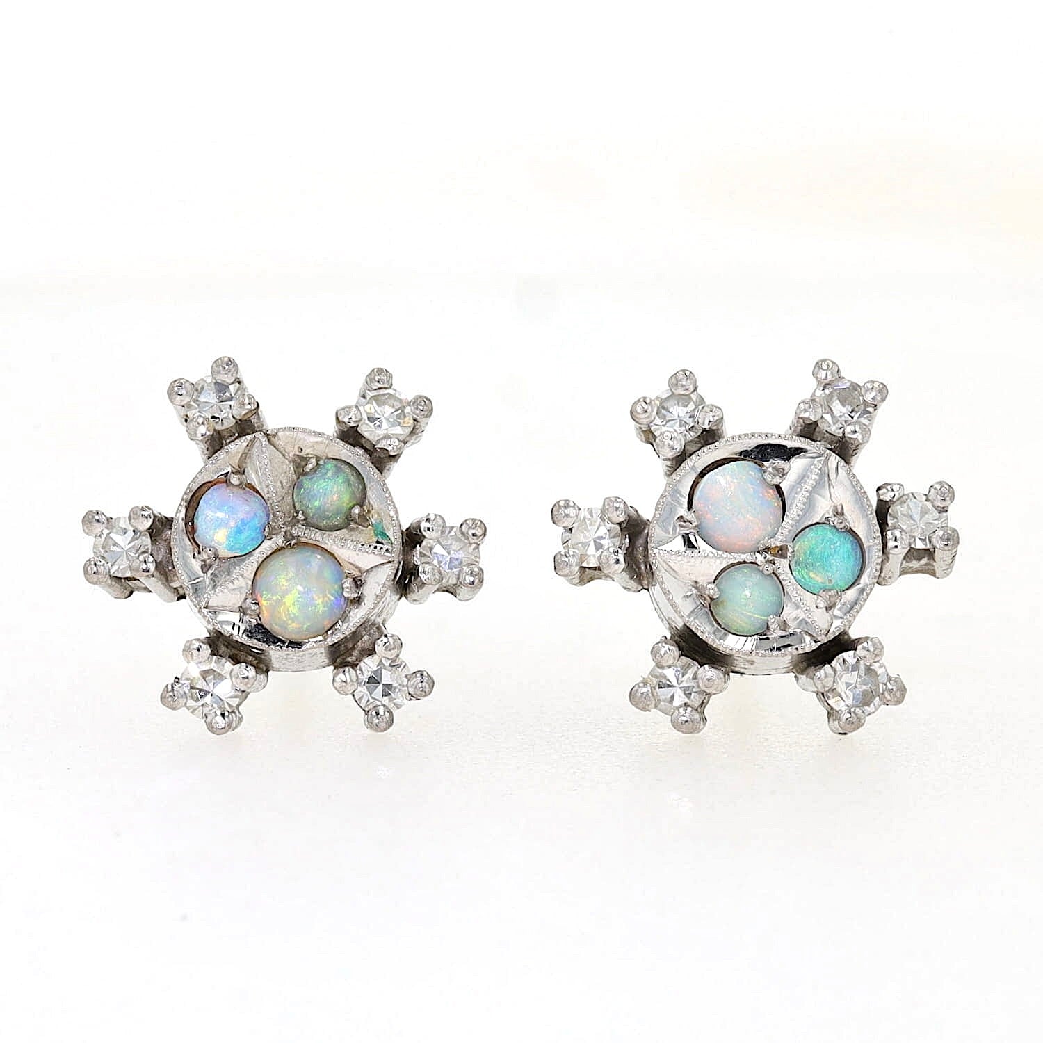 Jugendstil Ohrstecker in 585er Weißgold mit Opalen und Diamanten, liegend frontal