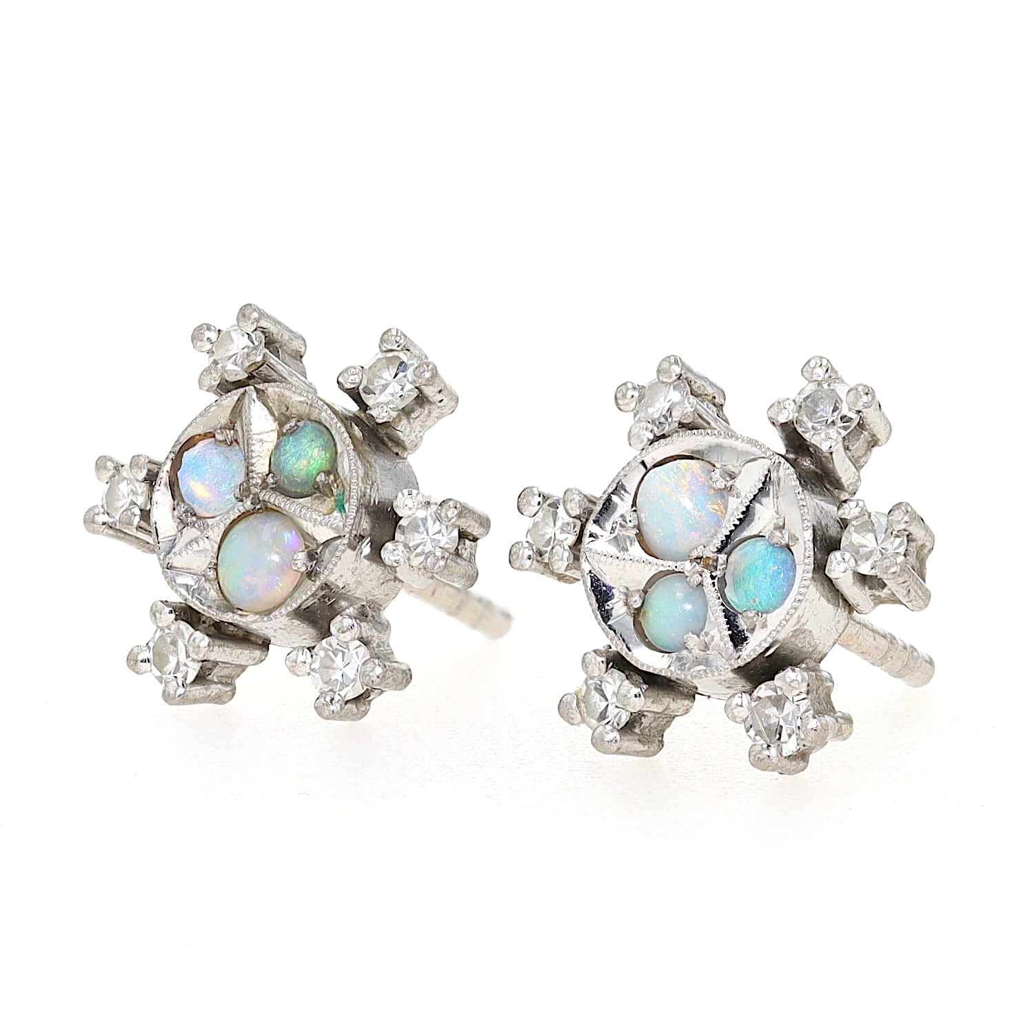 Jugendstil Ohrstecker in 585er Weißgold mit Opalen und Diamanten, liegend links gedreht