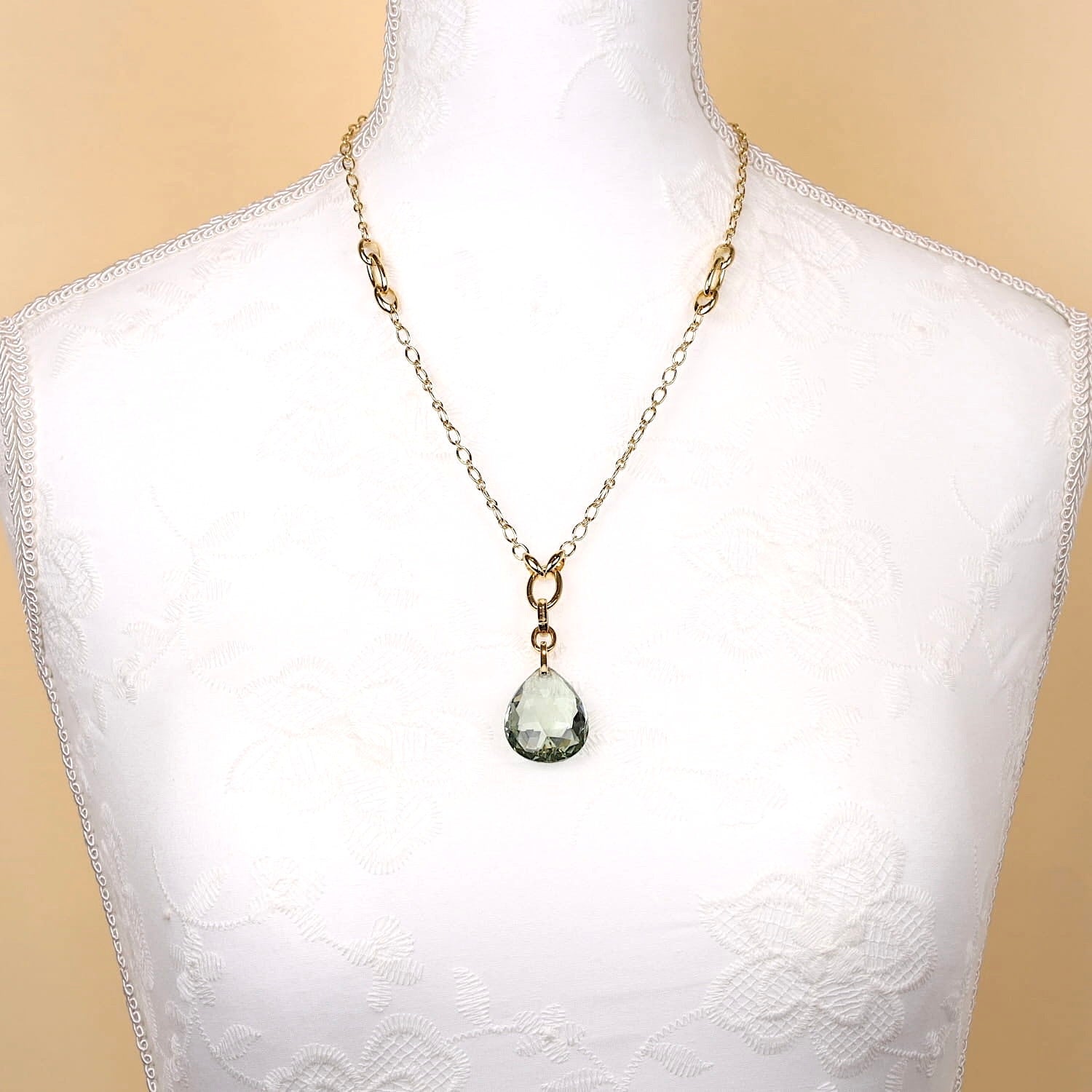 Wempe by Kim Kette mit einem Anhänger und einem großen Prasiolith ca. 55 ct, an einer weißen Büste