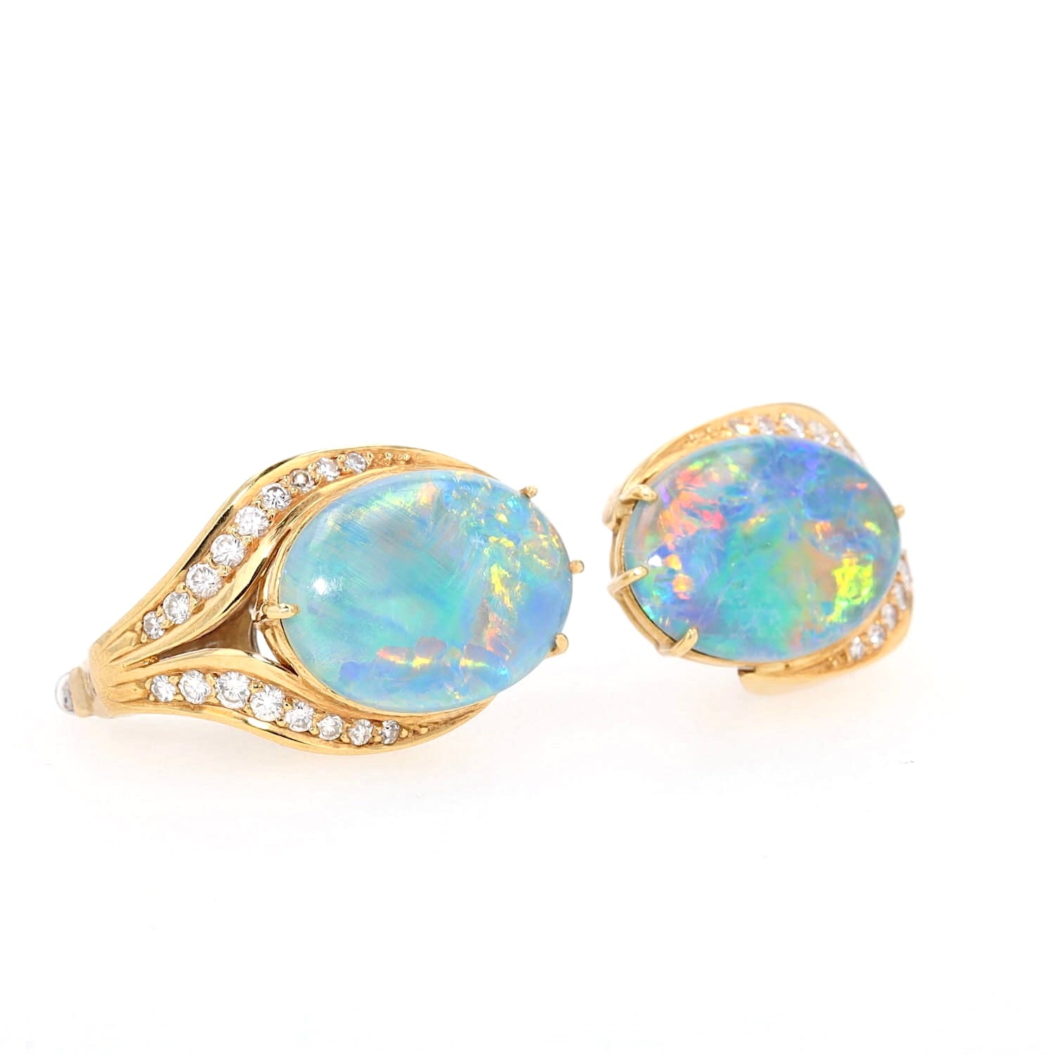 Ohrclips in 750er Gelb- und Weißgold mit je einer Opal-Triplette, Brillanten und Diamanten, liegend rechts gedreht