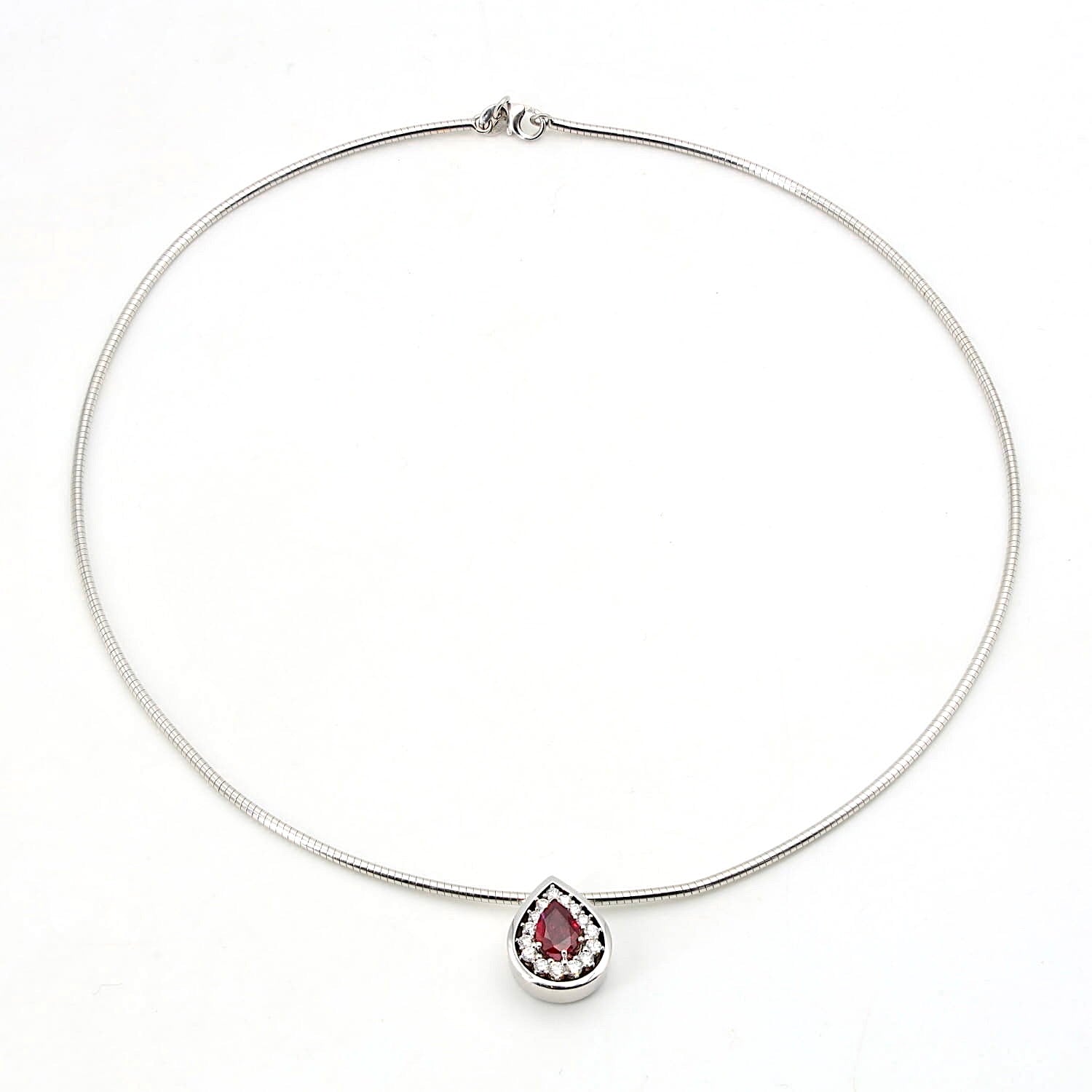 Chain with a pendant in 750 white gold with a ruby and Brilliants, lying closed