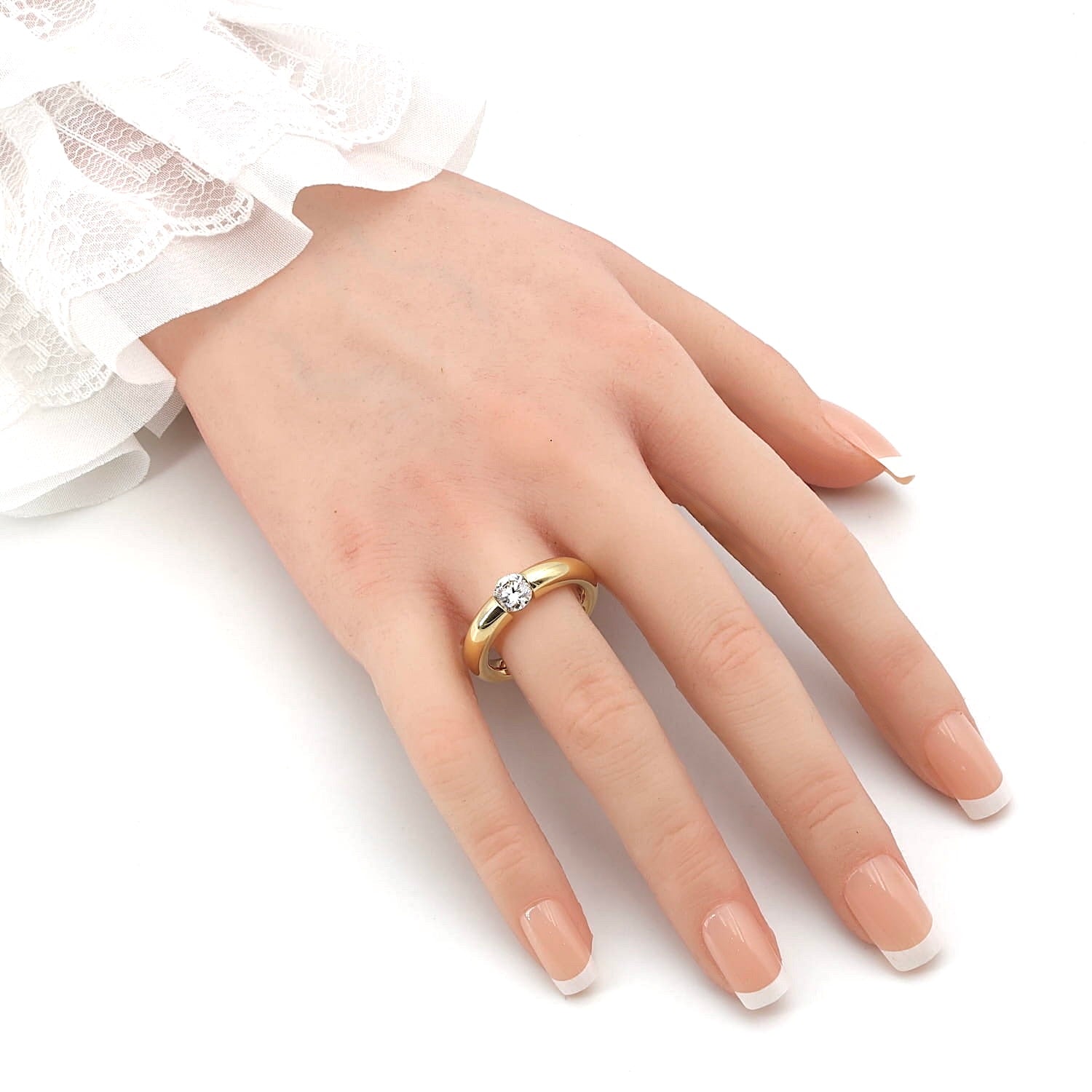 Niessing tension ring in 750 yellow gold with a brilliant approx. 1.0 ct, on an artificial hand