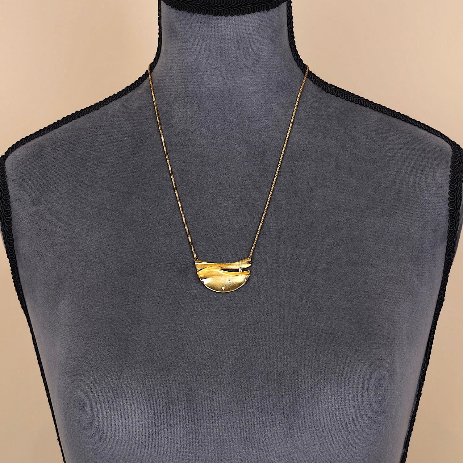Collier in 585er Gelbgold mit Brillanten, an einer dunklen Büste