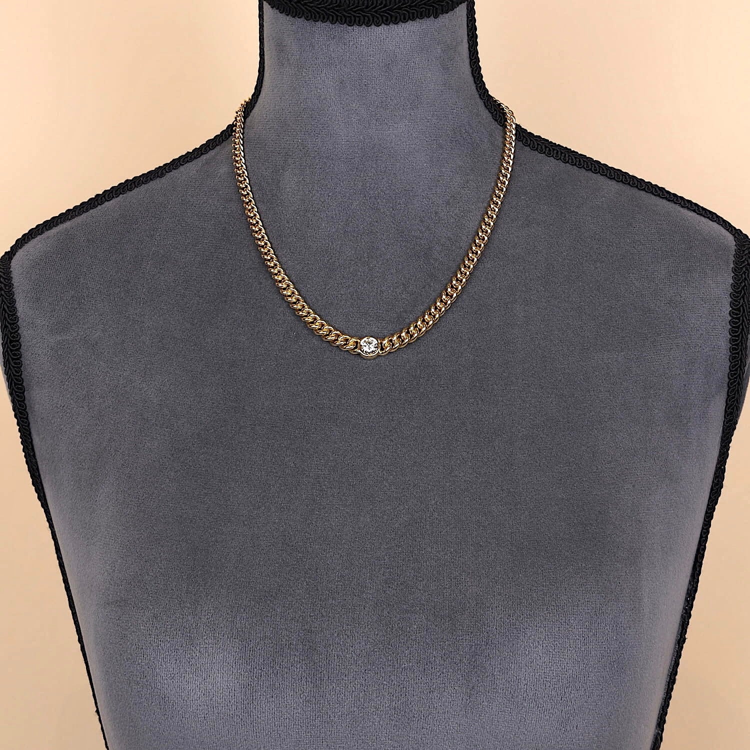 Schwere Kette in 750er Gelbgold mit einem Brillanten ca. 1,25 ct, an einer dunklen Büste