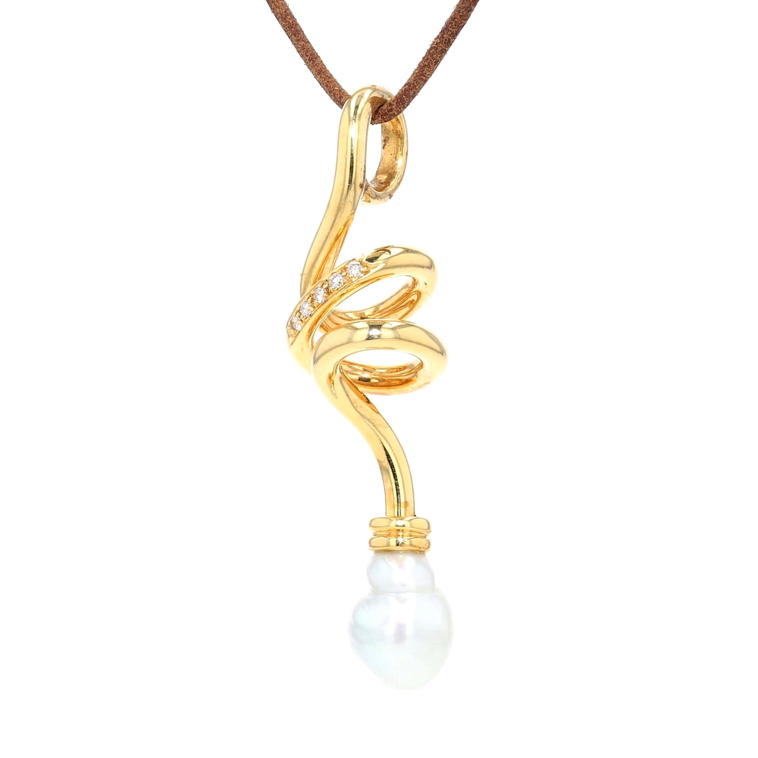 Large pendant in 750 yellow gold with a South Seacultured pearl and Brilliants, hanging slightly turned to the left