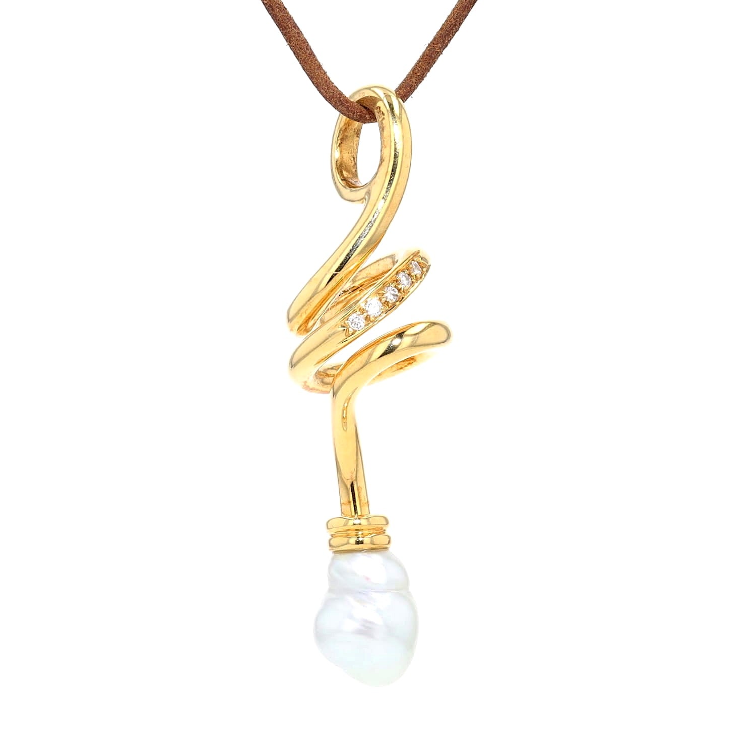 Large pendant in 750 yellow gold with a South Seacultured pearl and Brilliants,hanging slightly turned to the right