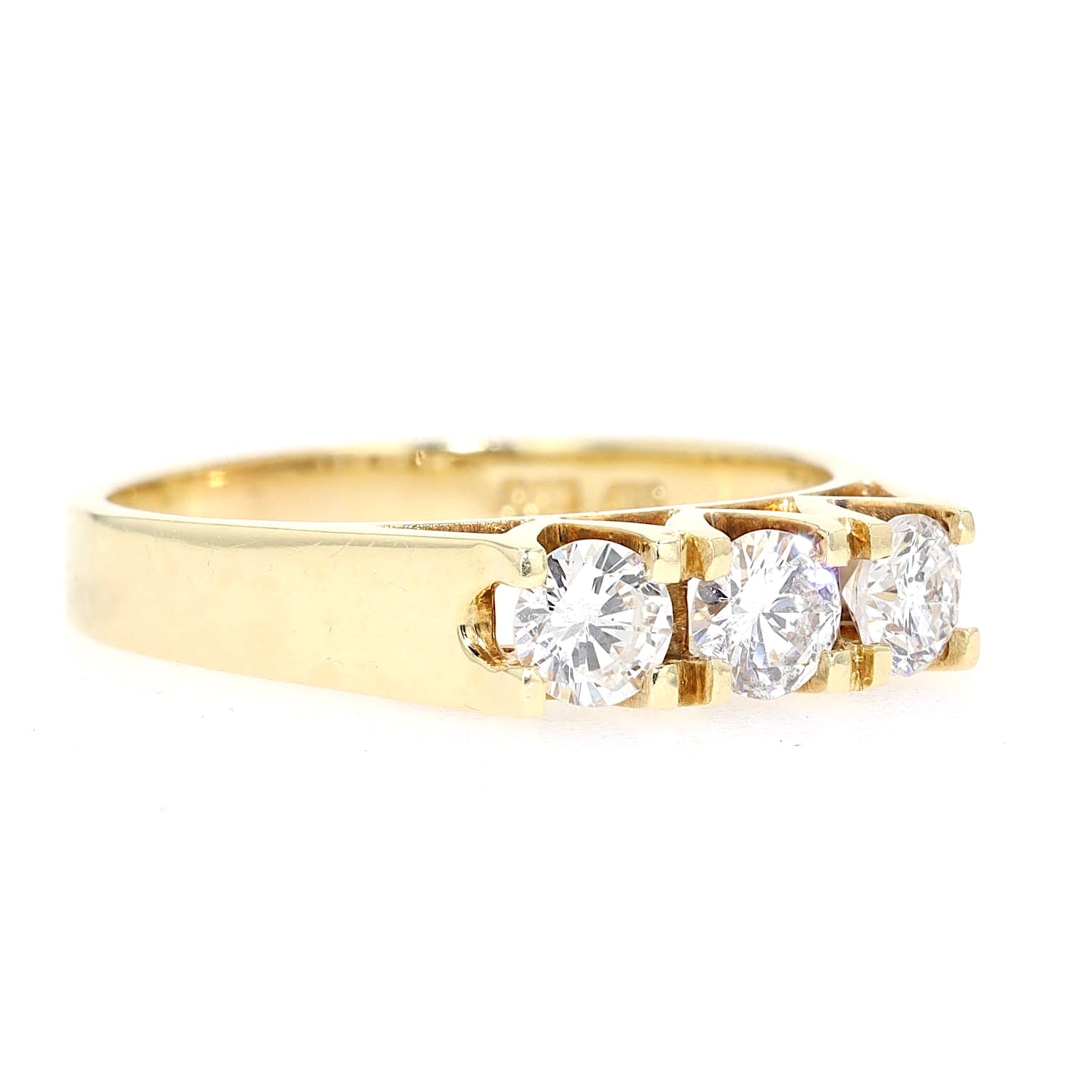 Ring in 585 yellow gold with three Brilliants total approx. 0.68, turned lying on the right