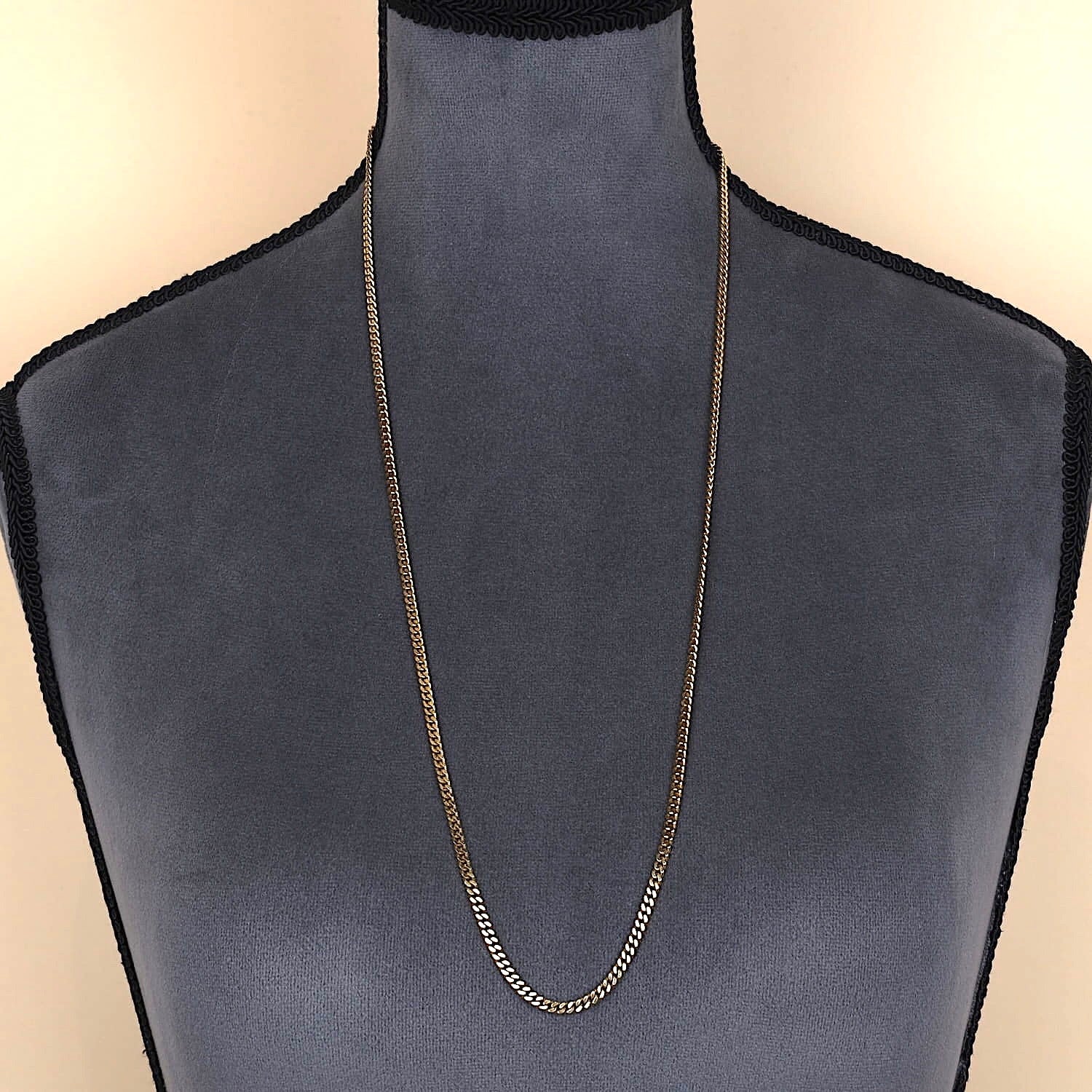 70 cm long curb chain in 585 yellow gold, on a dark bust