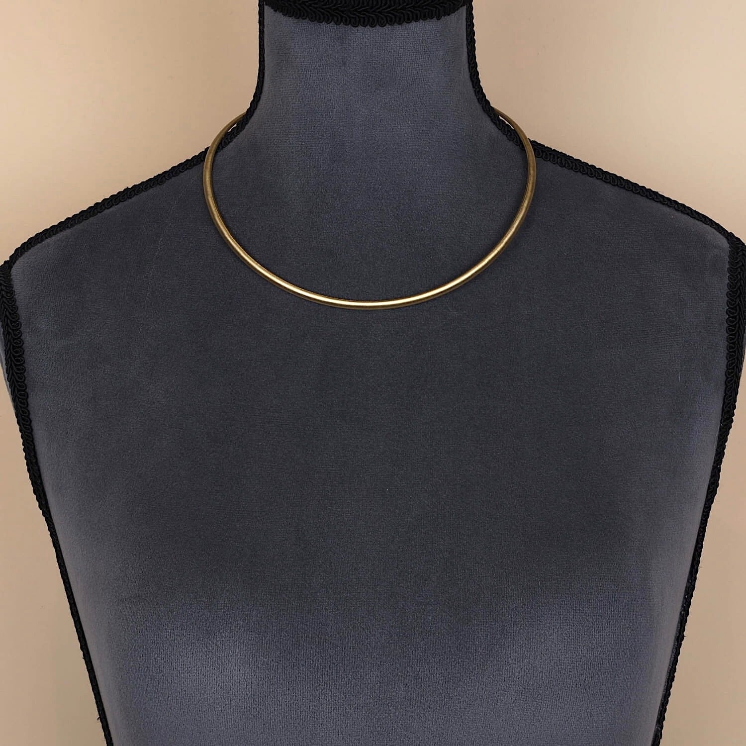Omega circlet in 585 yellow gold, on a dark bust