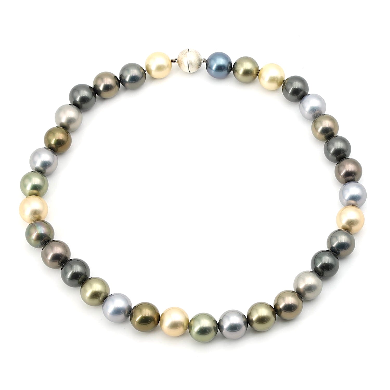 Artificial pearl necklace with a magnetic lock made of 925 silver, closed horizontally
