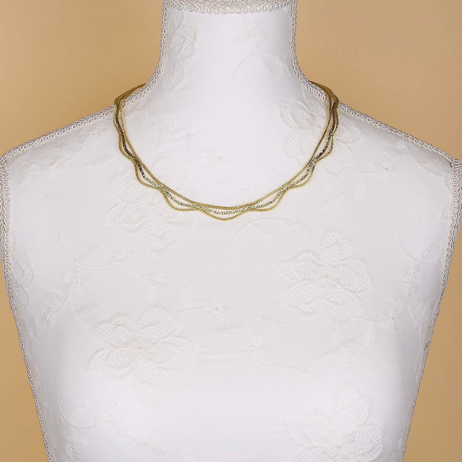 Fine vintage necklace in 585 yellow gold, on a white bust