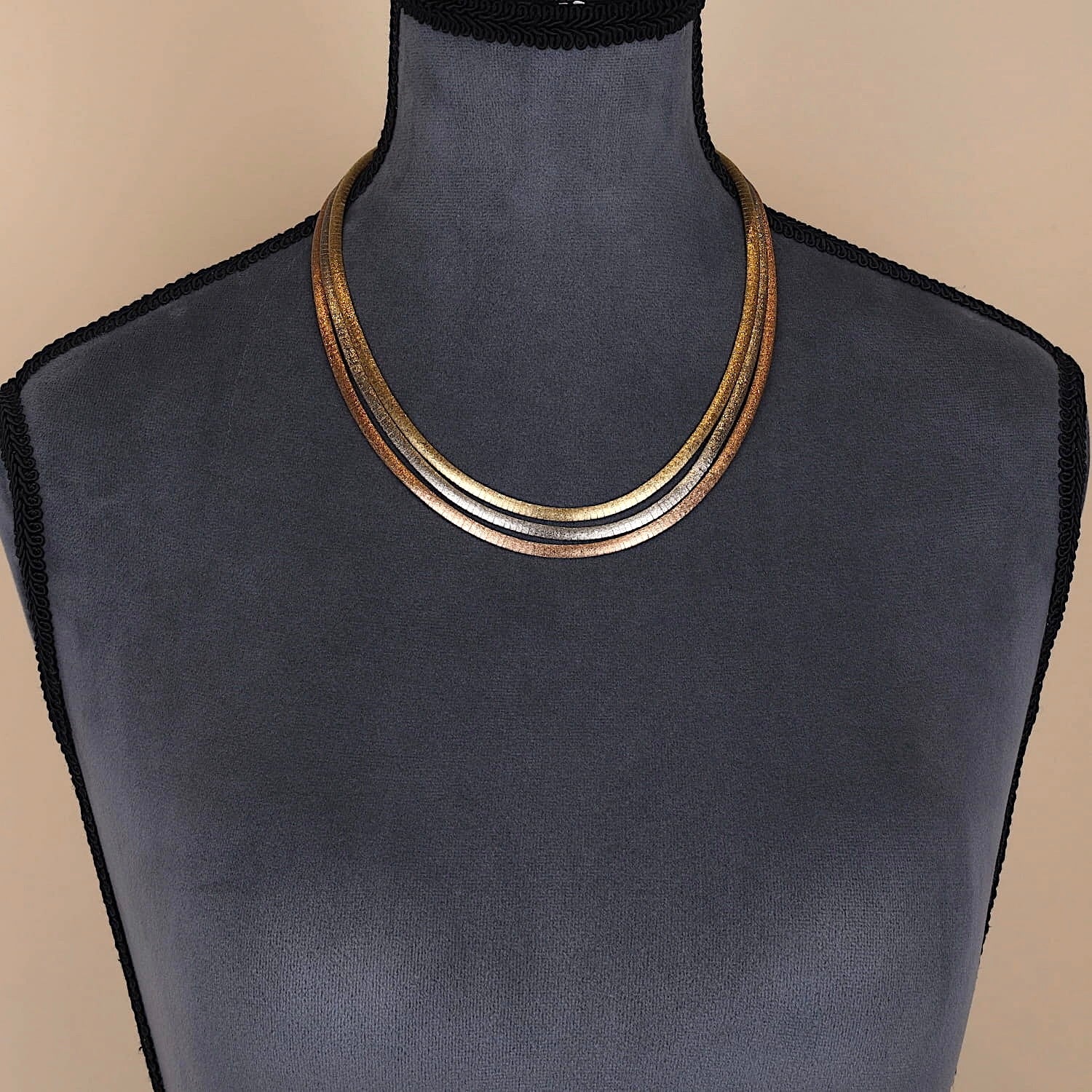 Vintage Collier um diem 1960er-Jahre in 750er Tricolor-Gold, an einer dunklen Büste