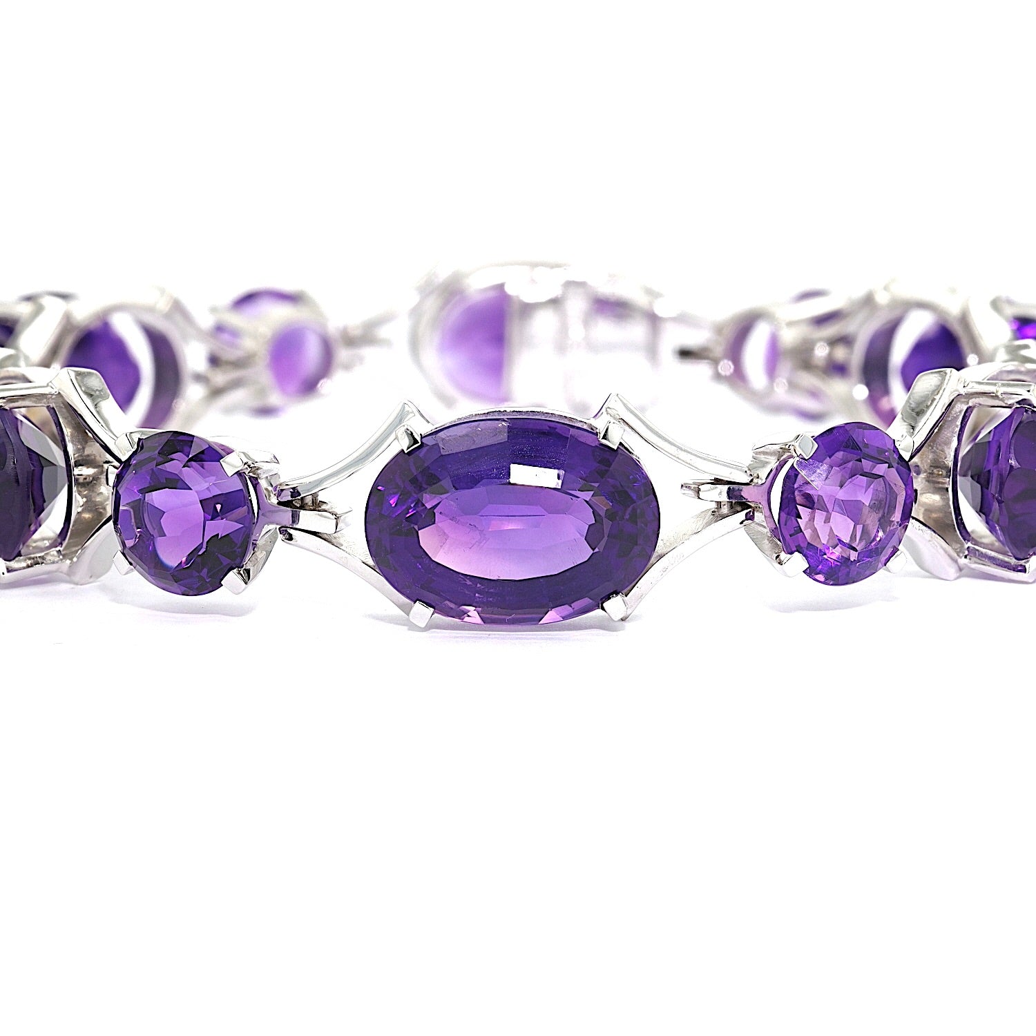 Bracelet in 750 white gold with amethysts, lying frontal close-up