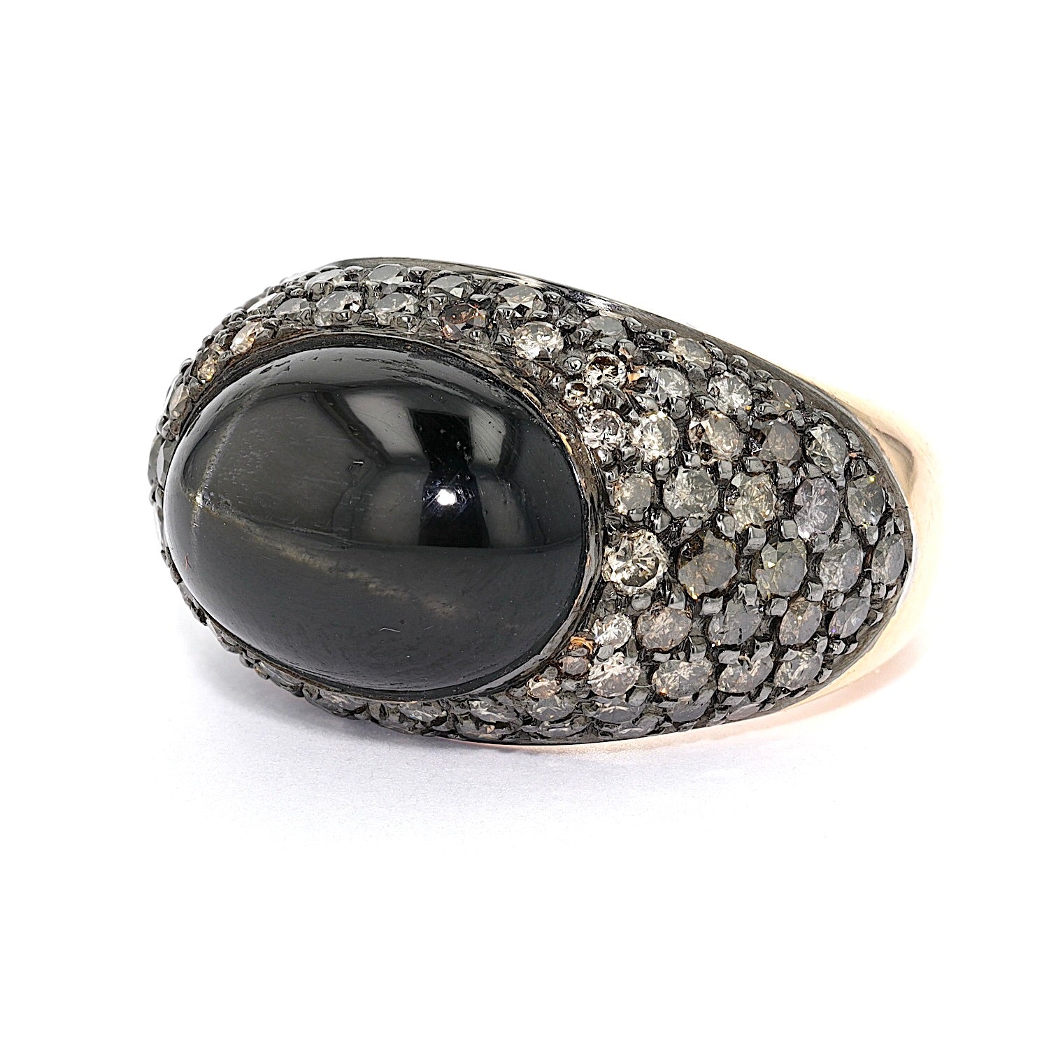 Ring in 750er Gelbgold mit einem Stern-Diopsid und insgesamt ca. 1,65 ct  Brillanten, liegend links gedreht