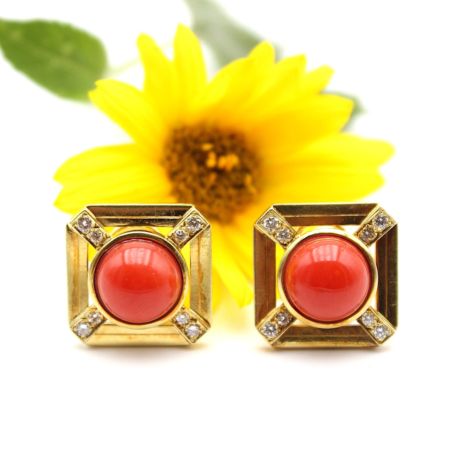 1 pair of ear clips in 585 yellow gold with coral and diamonds