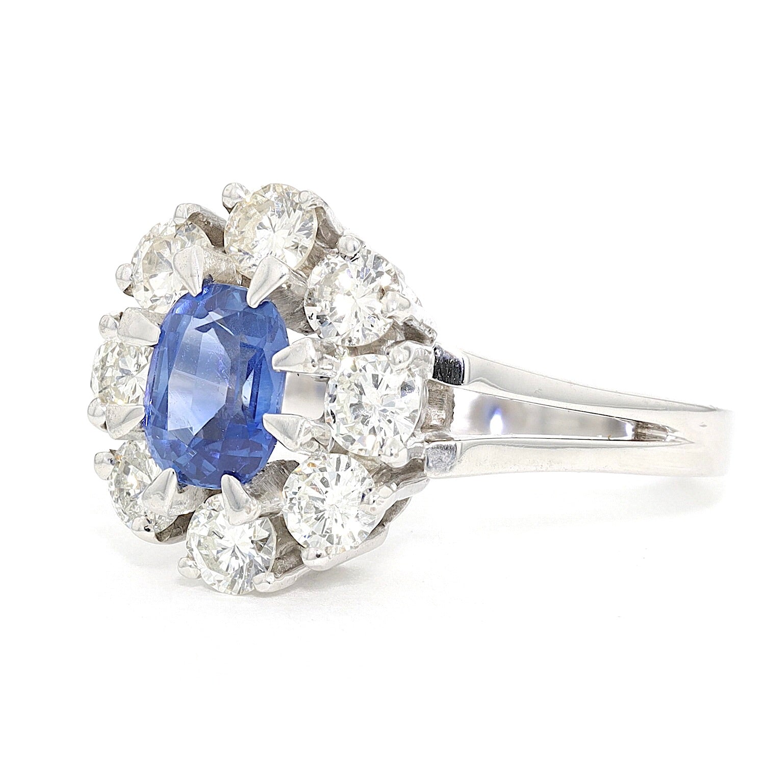 Ring in 750 white gold with a sapphire and brilliants