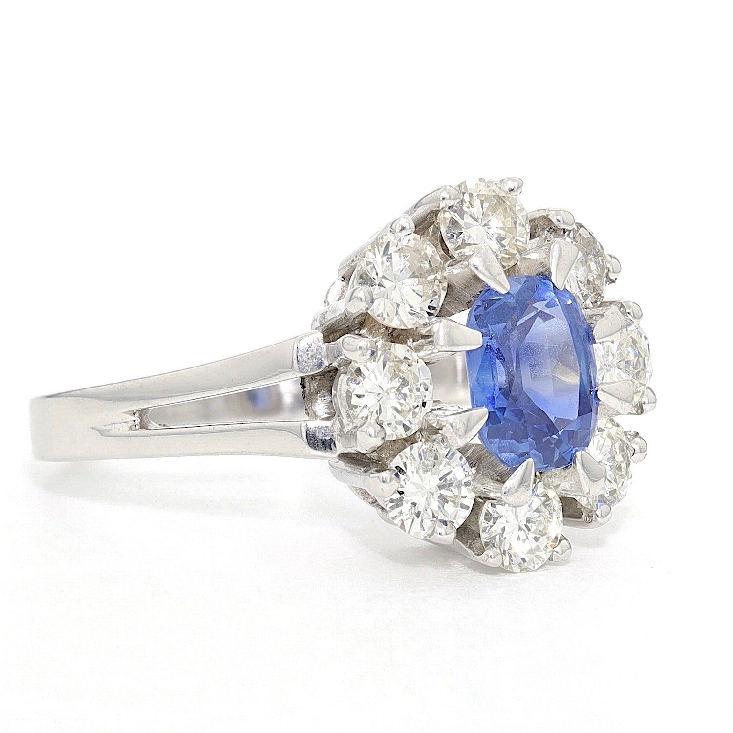 Ring in 750 white gold with a sapphire and brilliants