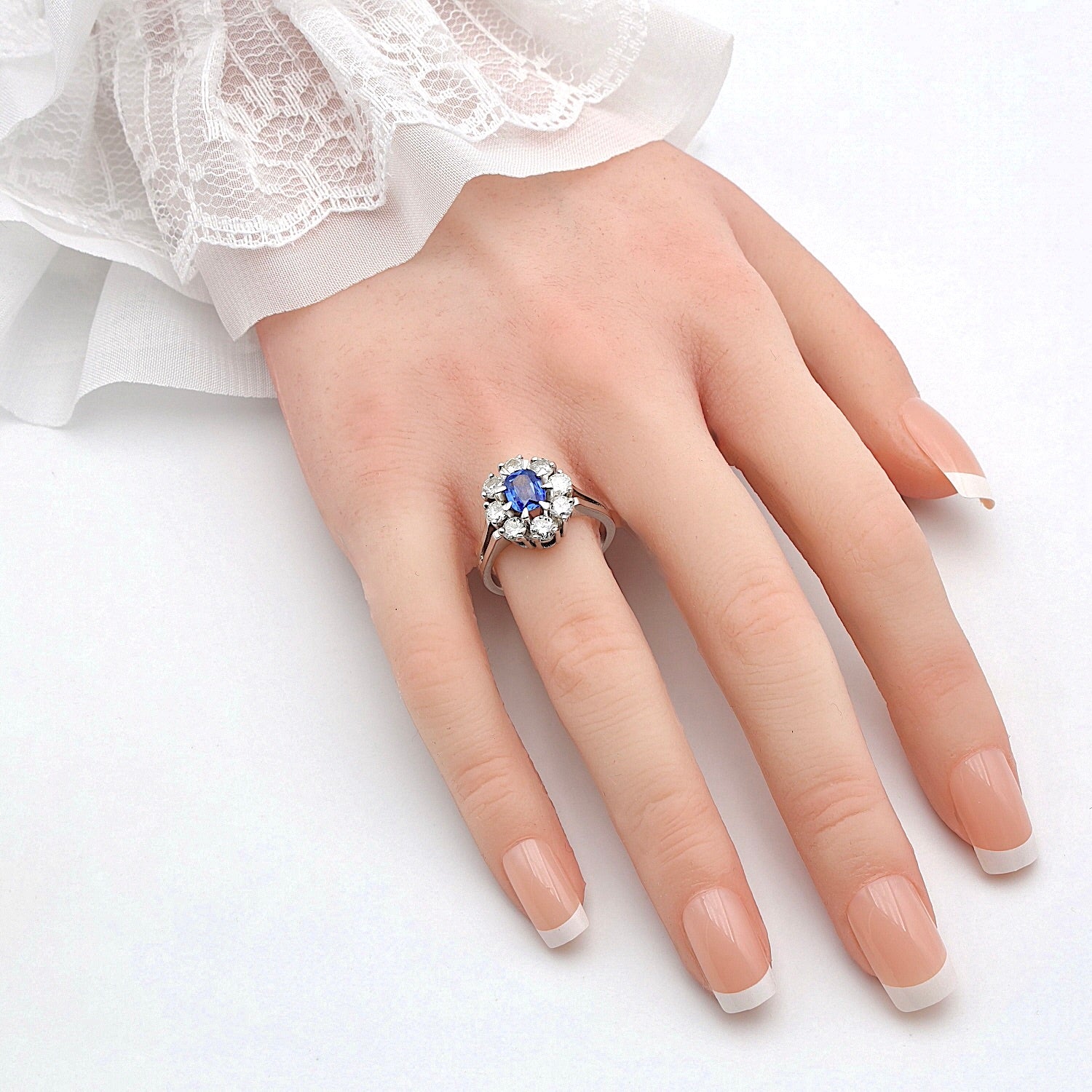 Ring in 750 white gold with a sapphire and brilliants