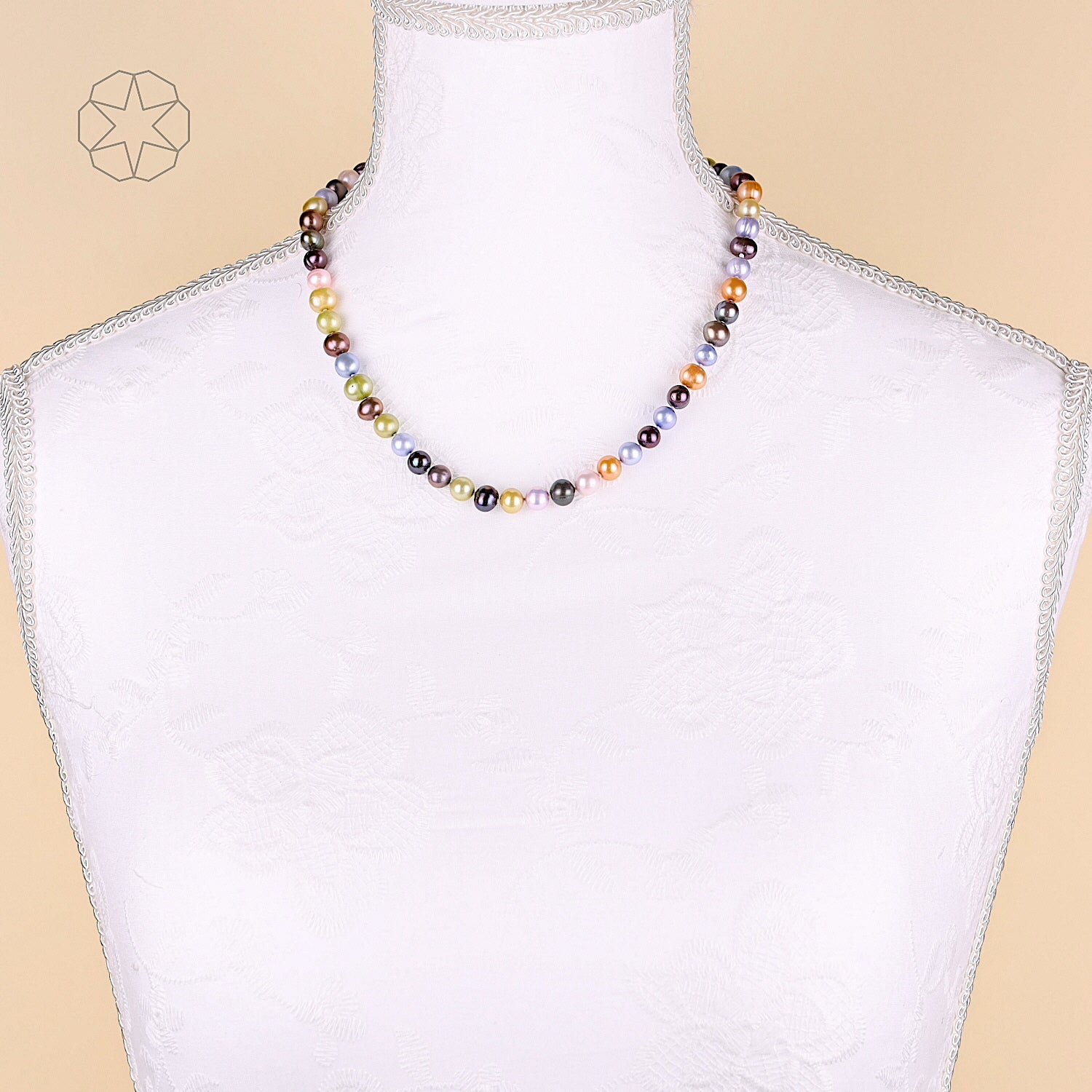 Colored cultured pearl necklace with magnetic lock