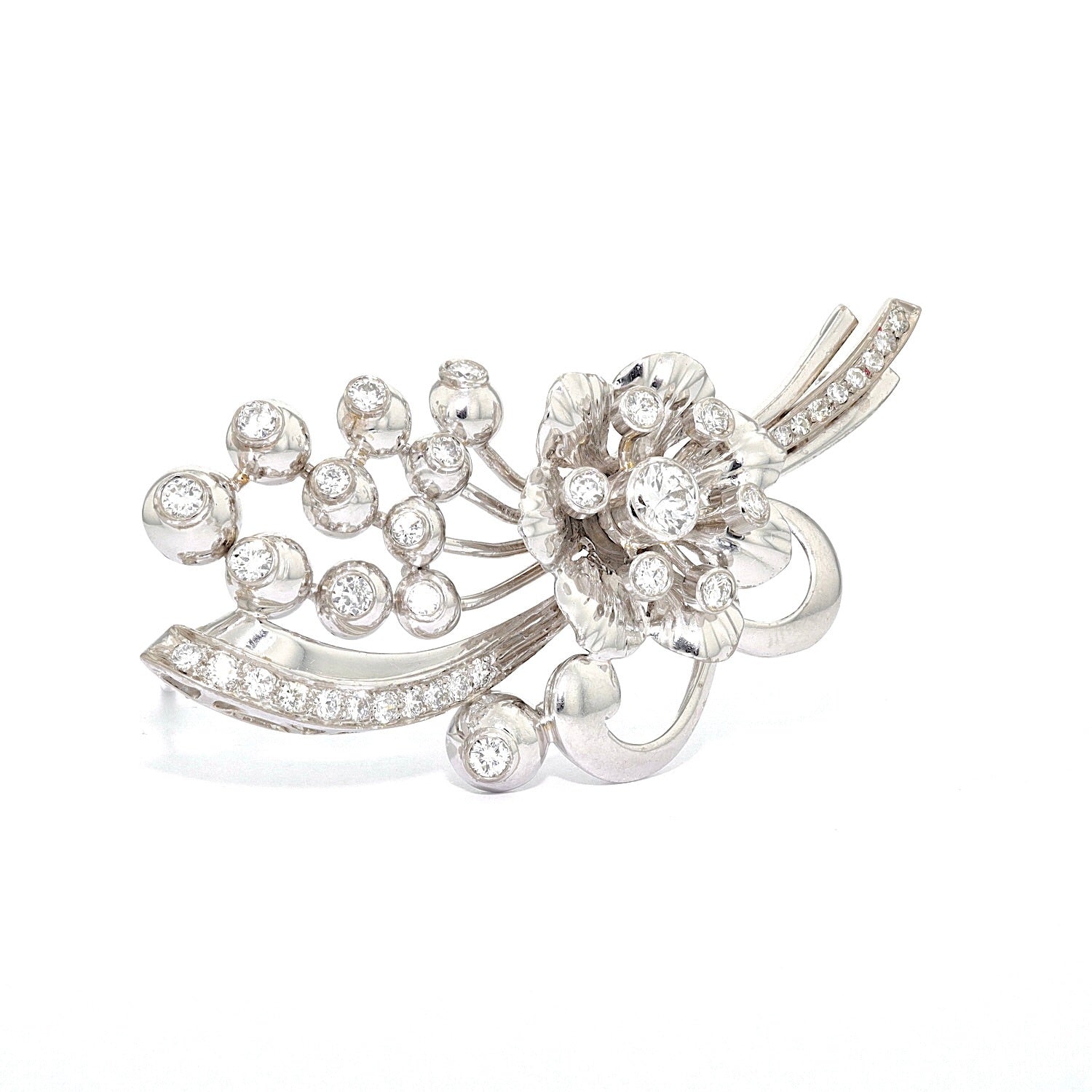 Brooch in 585 white gold with brilliants and diamonds, standing turned to the right