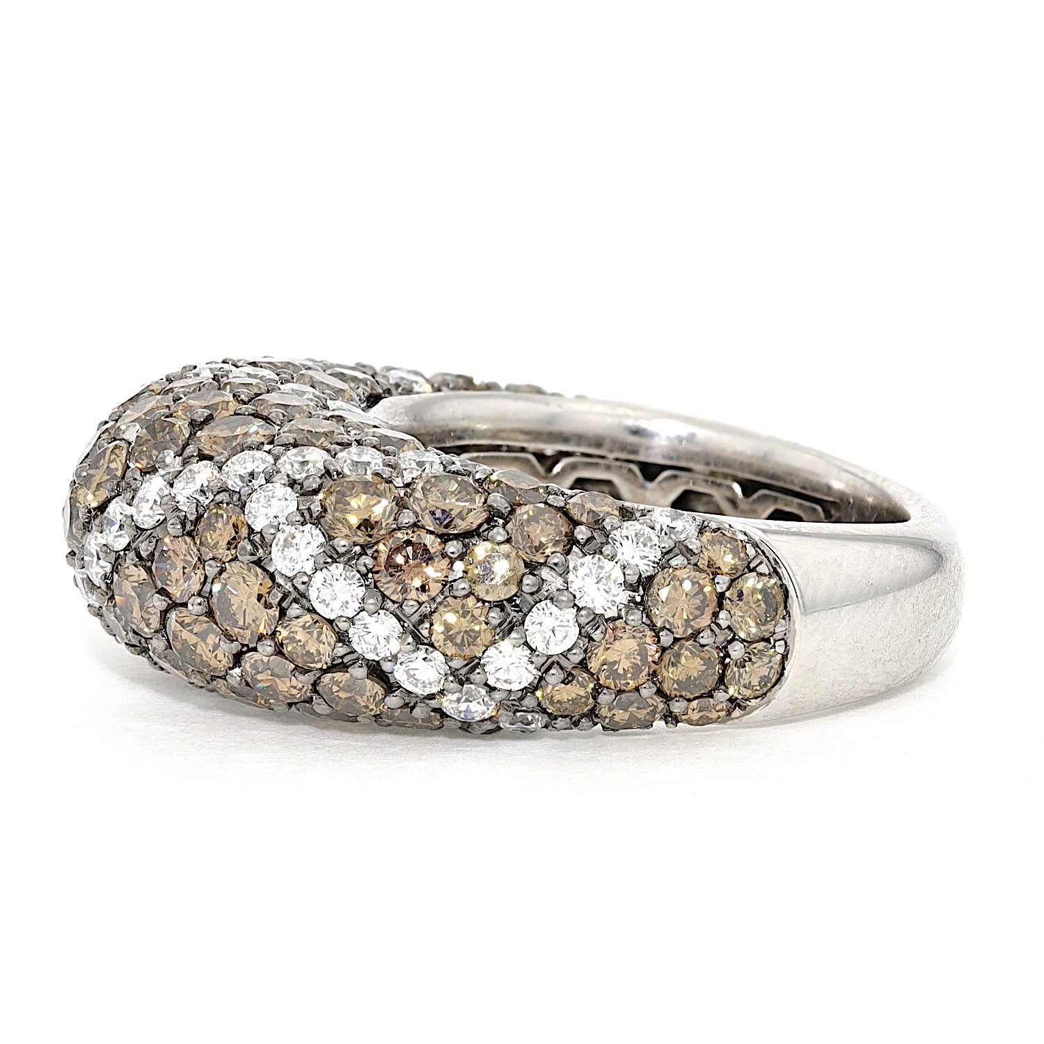 Ring in 750 white gold with white and champagne-colored brilliants