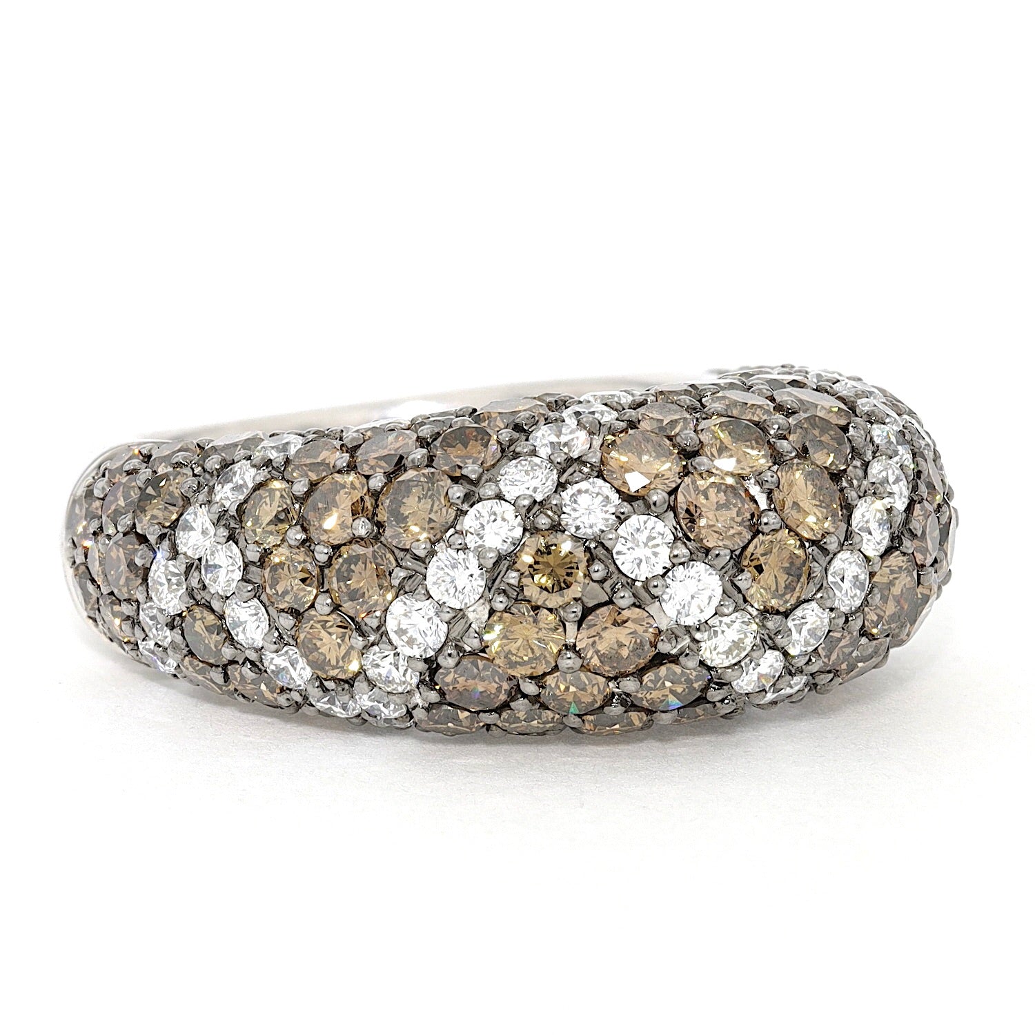 Ring in 750 white gold with white and champagne-colored brilliants