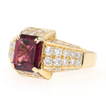 Ring in 750 yellow gold with an almandine garnet and brilliants, turned horizontally to the left