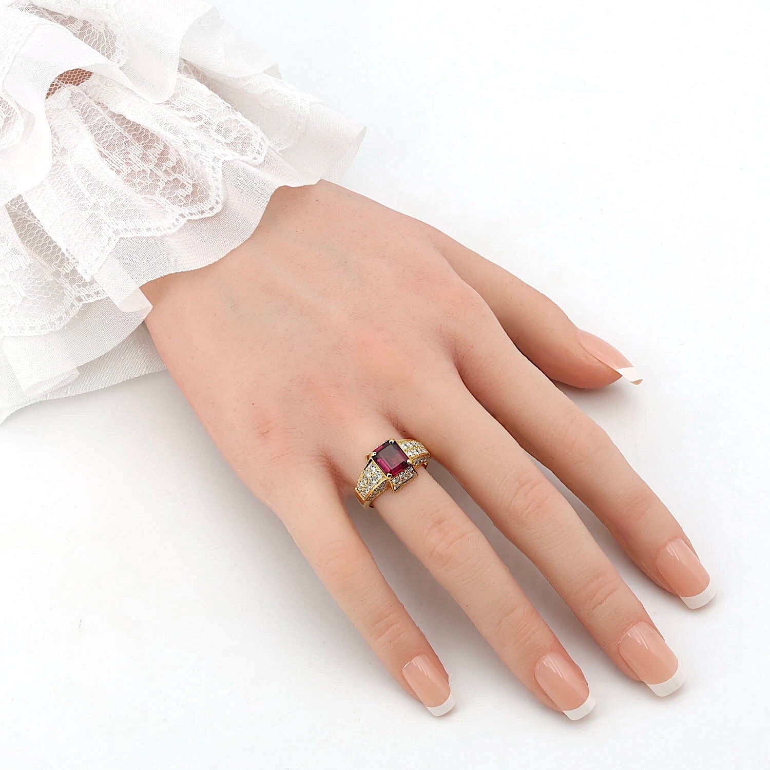 Ring in 750 yellow gold with an almandine garnet and brilliants, on the hand