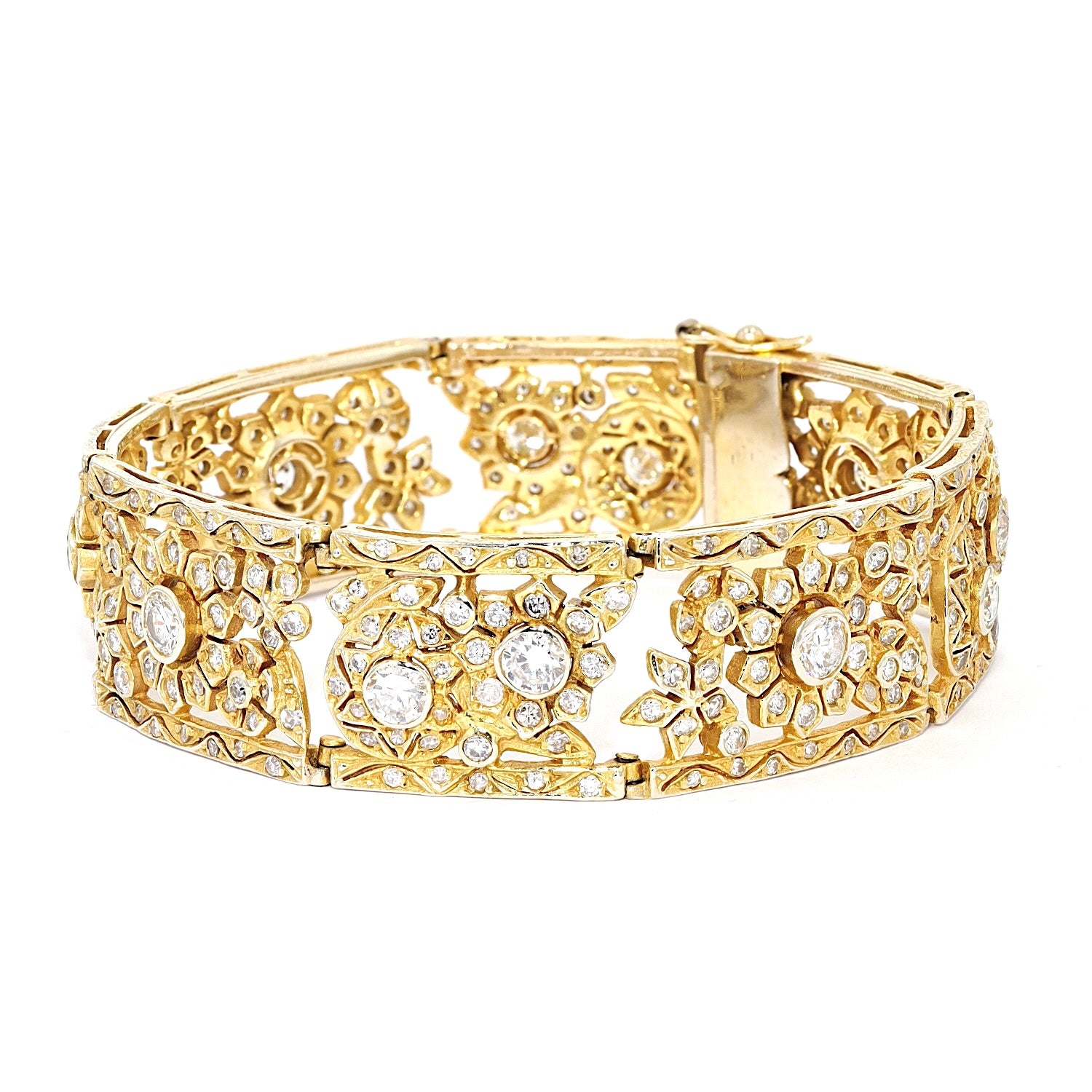 Bracelet in 585 yellow gold with a total of approx. 6.2 ct brilliants and diamonds, turned horizontally to the left