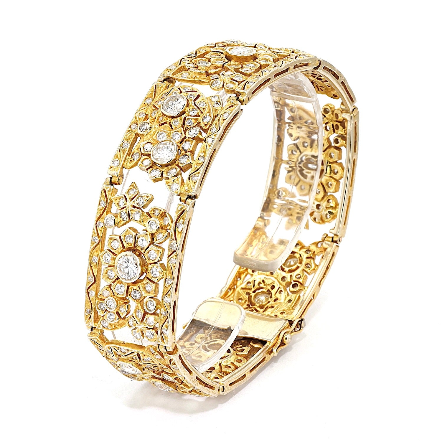 Bracelet in 585 yellow gold with a total of approx. 6.2 ct brilliants and diamonds, standing