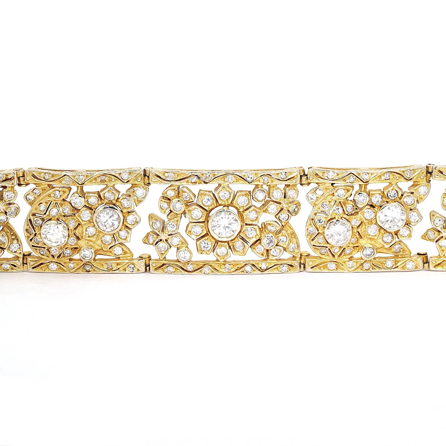 Bracelet in 585 yellow gold with a total of approx. 6.2 ct brilliants and diamonds, lying frontal close-up