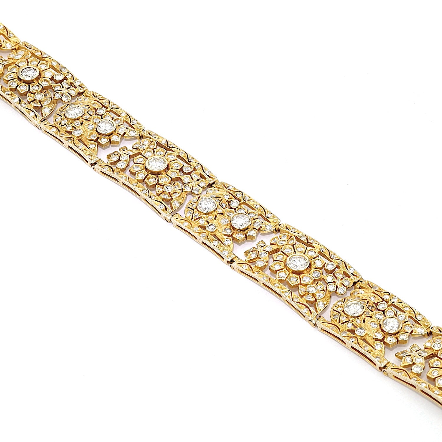 Bracelet in 585 yellow gold with a total of approx. 6.2 ct brilliants and diamonds, horizontal top view close-up