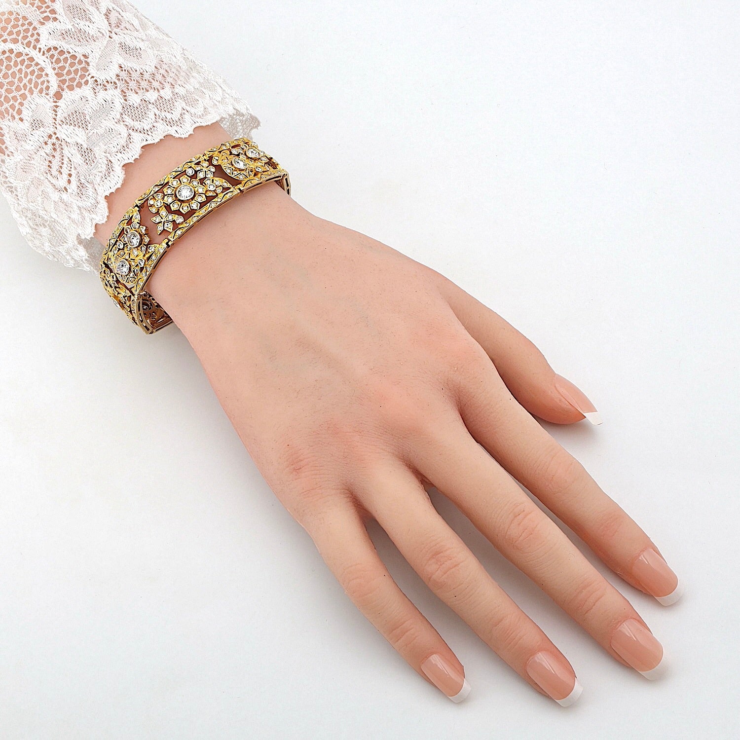 Bracelet in 585 yellow gold with a total of approx. 6.2 ct brilliants and diamonds, on the arm