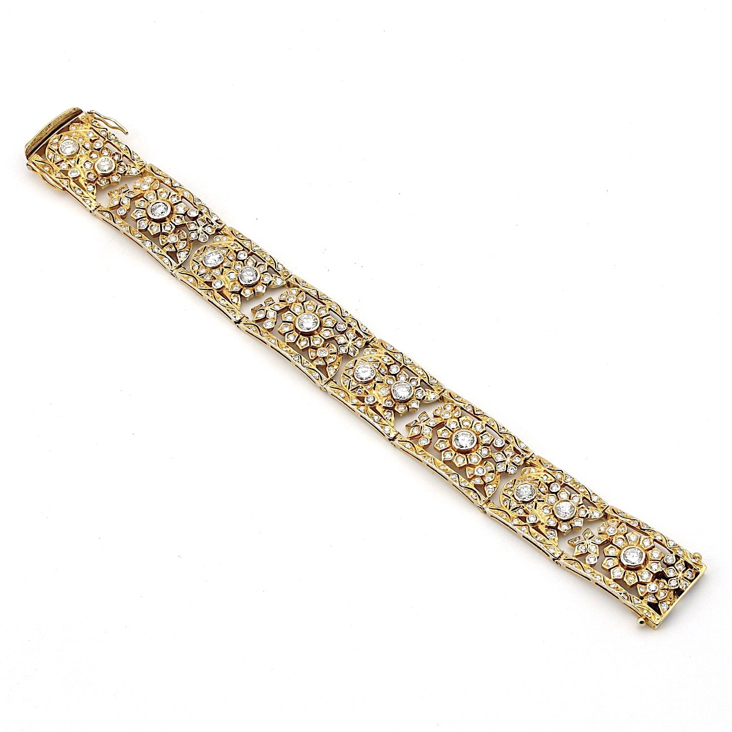 Bracelet in 585 yellow gold with a total of approx. 6.2 ct brilliants and diamonds, horizontal top view