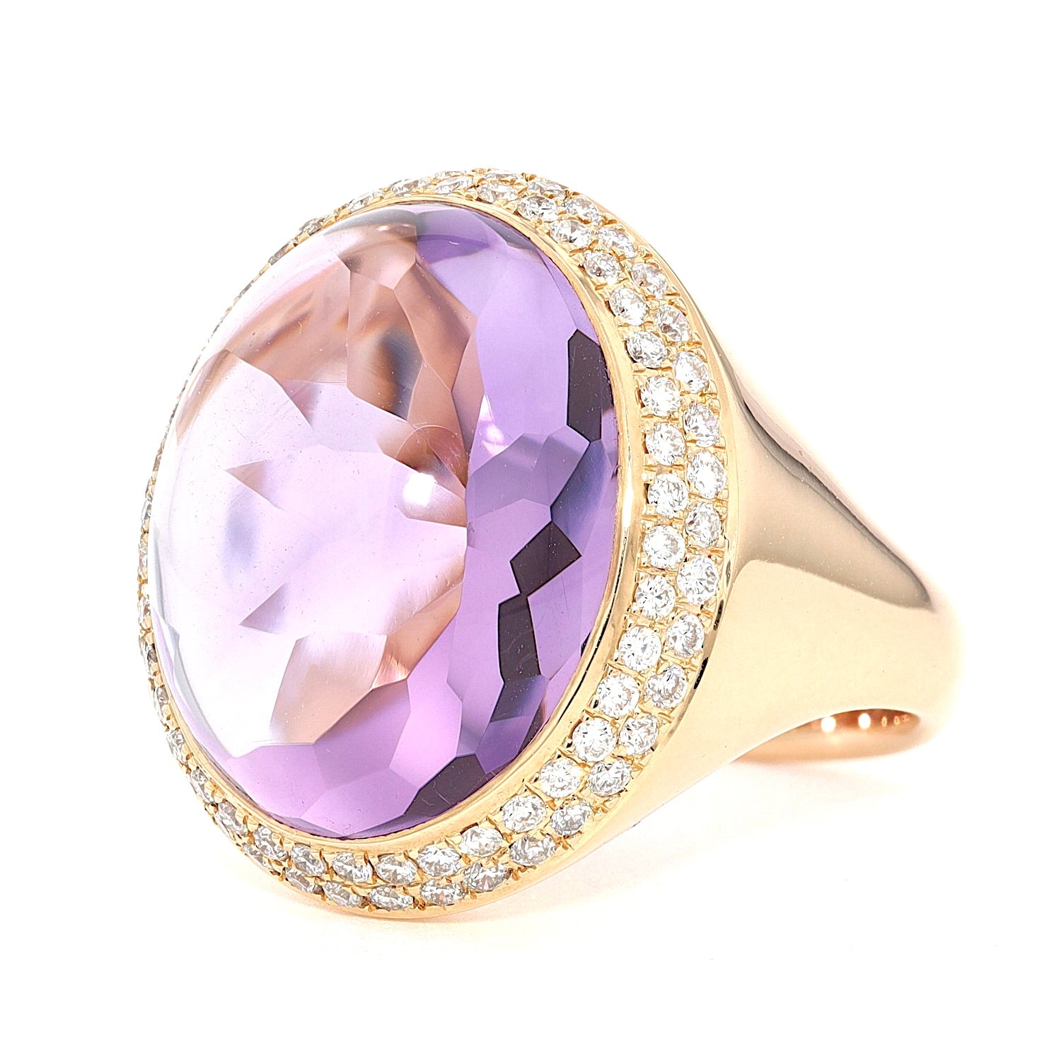 Ring in 750 yellow gold with a 15 ct amethyst cabochon and brilliants