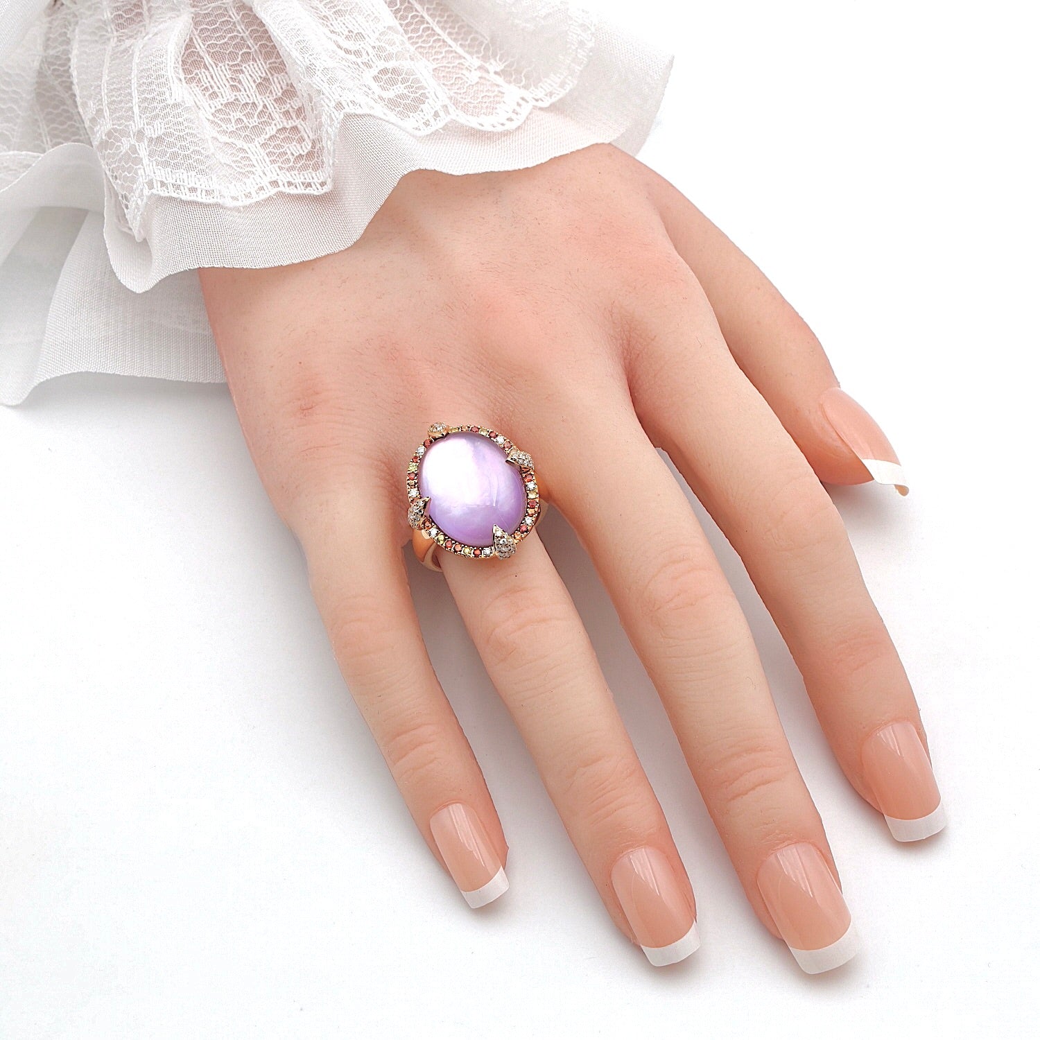 Ring in 750er Gelbgold mit einem Amethyst und Brillanten, an der Hand