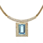 Collier in 750er Gelbgold mit einem blauen Edeltopas und Brillanten, hängend frontal Nahaufnahme