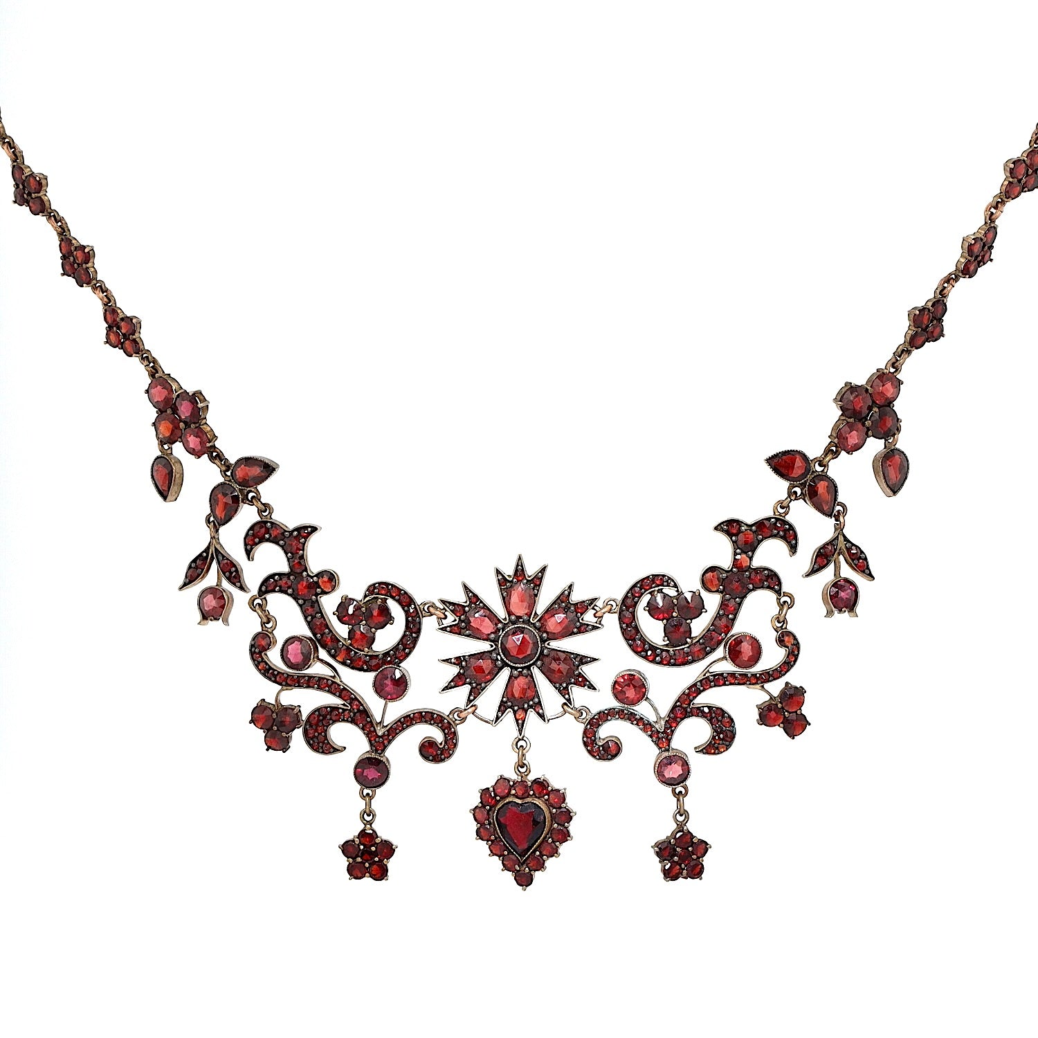 Granatcollier um 1900 aus Tombak, vergoldet, hängend frontal