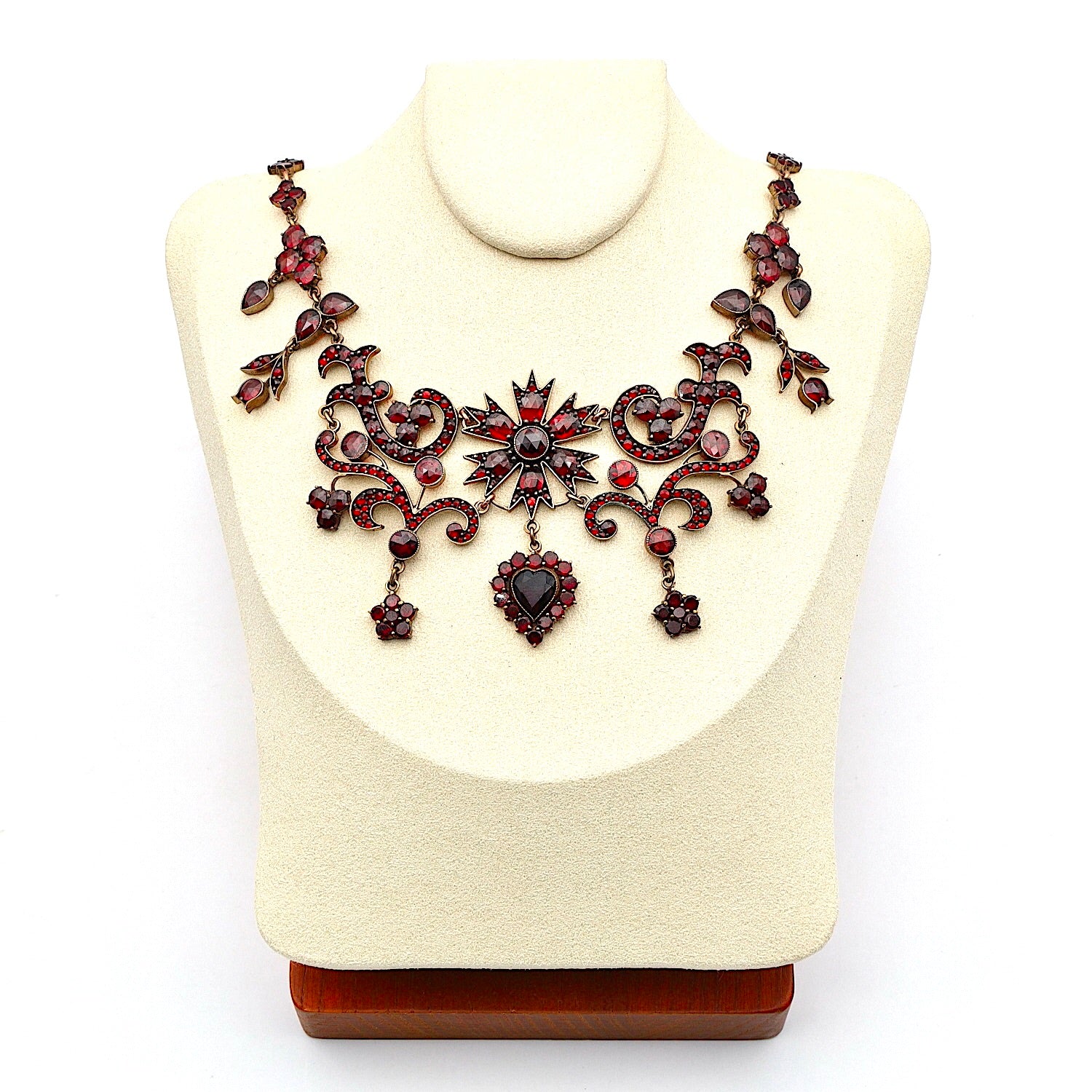 Granatcollier um 1900 aus Tombak, vergoldet, an der Büste