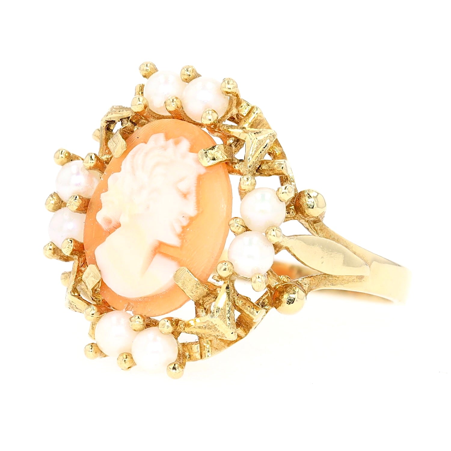 Ring in 750 yellow gold with a shell gem and small seed pearls, standing inks twisted