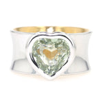 Ring in 750er Bicolor Gold mit einem grünen Beryll in Herzform, liegend frontal