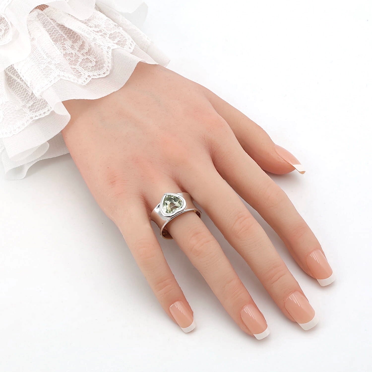 Ring in 750er Bicolor Gold mit einem grünen Beryll in Herzform, an der Hand