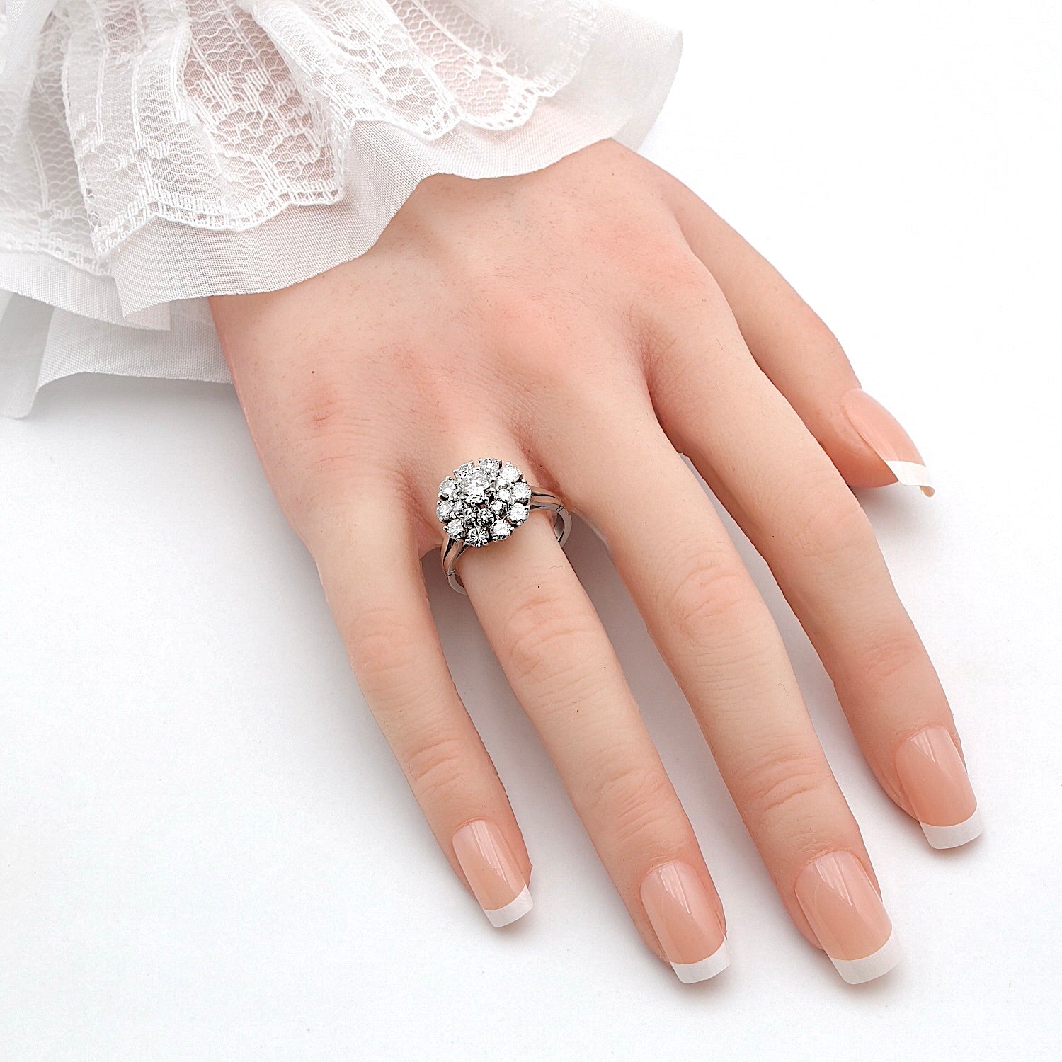 Ring in 750 white gold with brilliants, total approx. 2 ct, on the hand