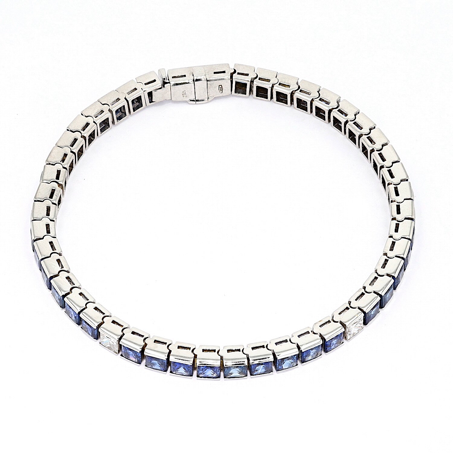 Bracelet in 750 white gold with diamonds and approx. 12.6 ct sapphires