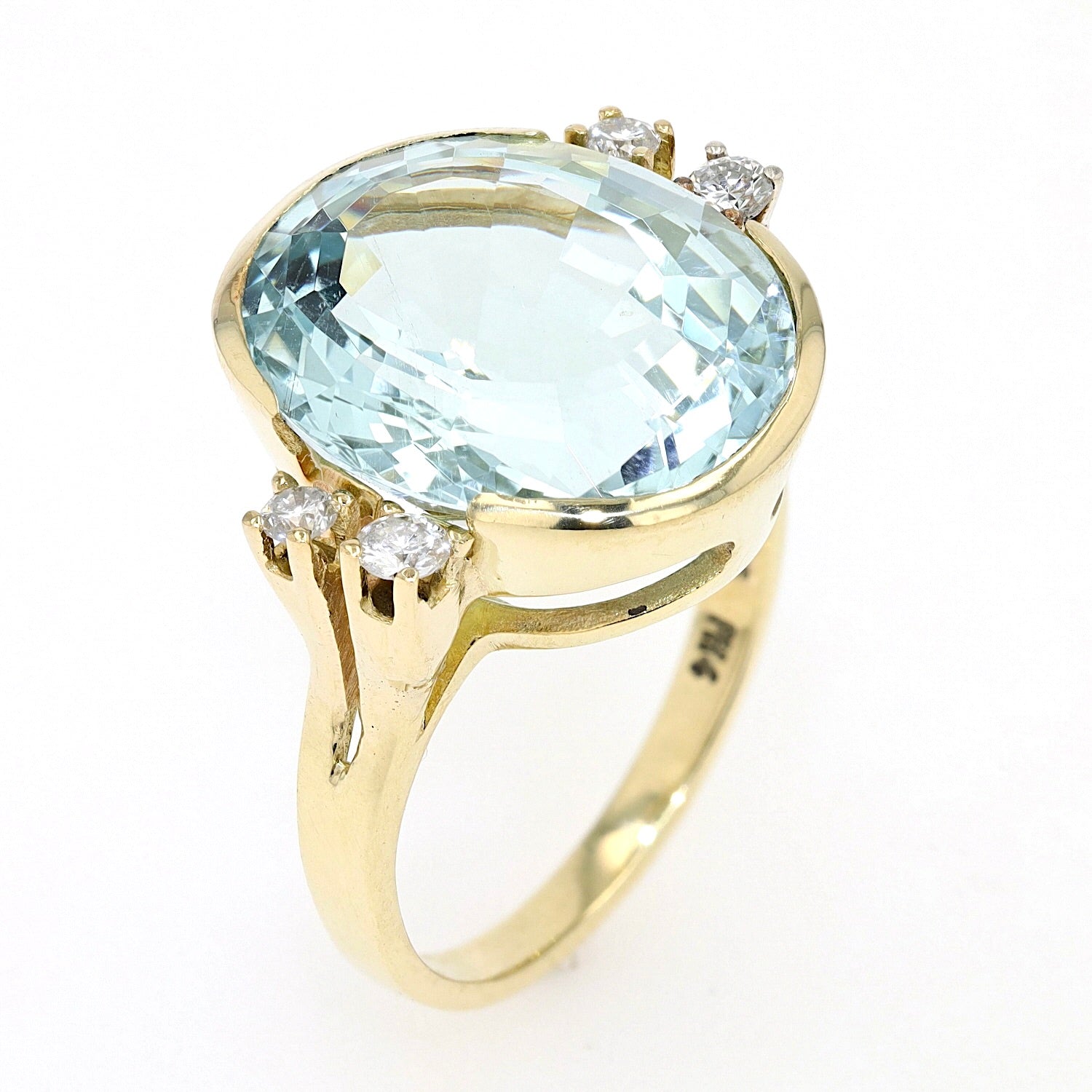 Vintage Ring in 585er Gelbgold mit einem Aquamarin und Brillanten