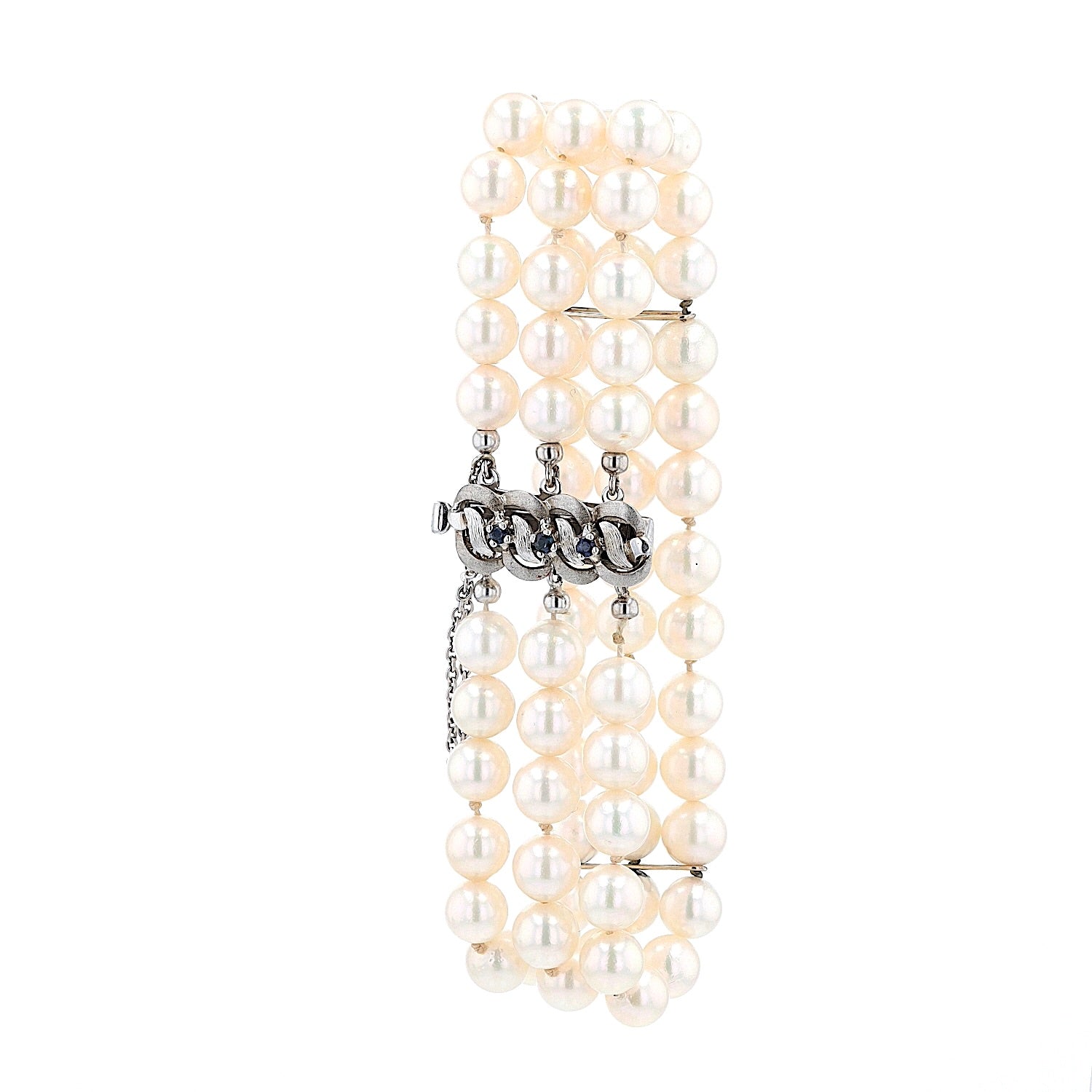 Bracelet with cultured pearls. The lock is crafted in 333 white gold with sapphires.