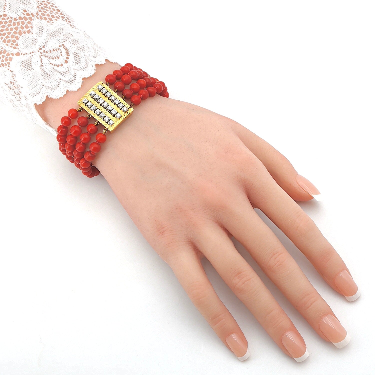 Bracelet with precious coral beads, lock 750 bicolor gold with brilliants 