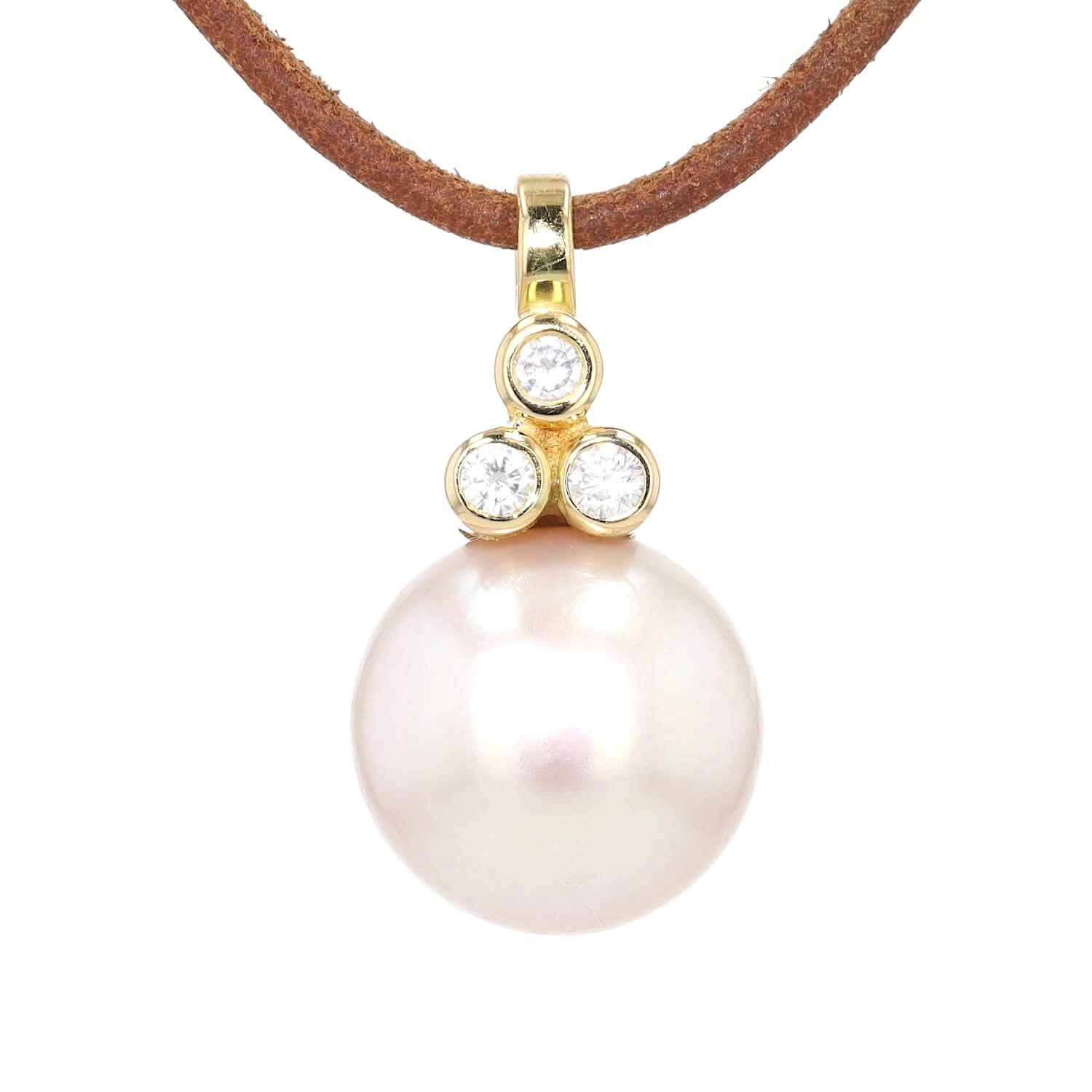 Pendant in 750 yellow gold with a cultured pearl button and brilliants